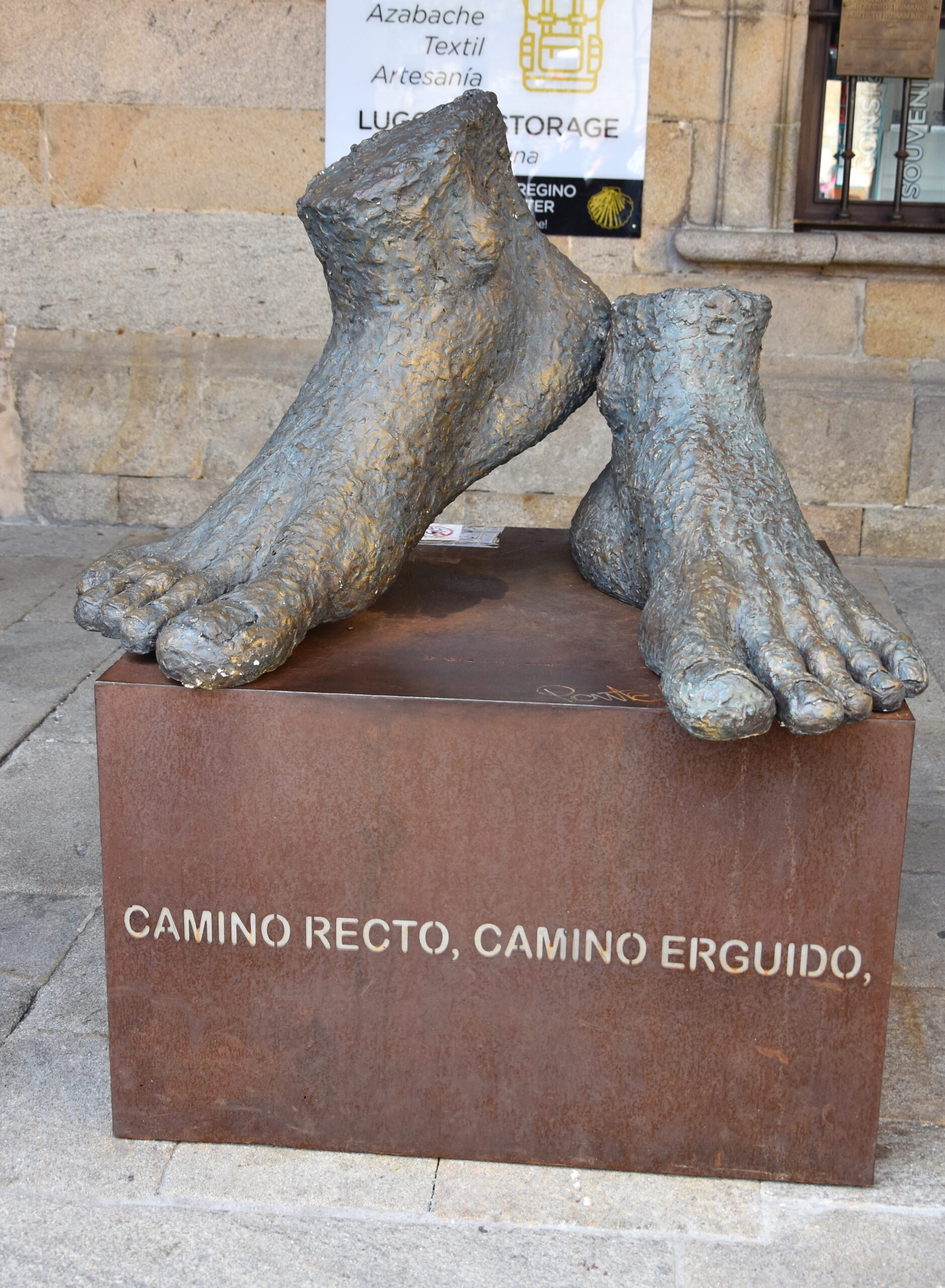 Gerader Weg, aufrechter Weg. Pilger-Skulptur in Santiago de Compostela. © Ulrike Potmesil