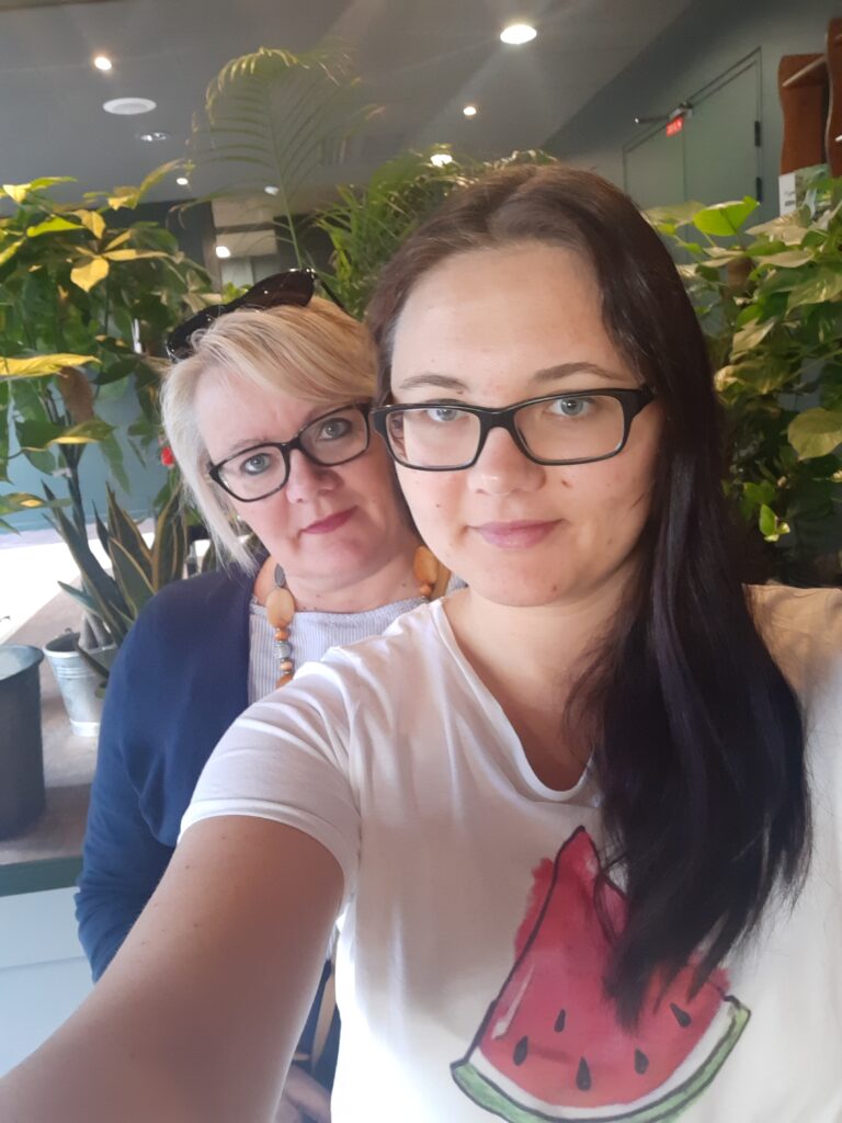 Lilia und ihre Tochter auf Reisen.