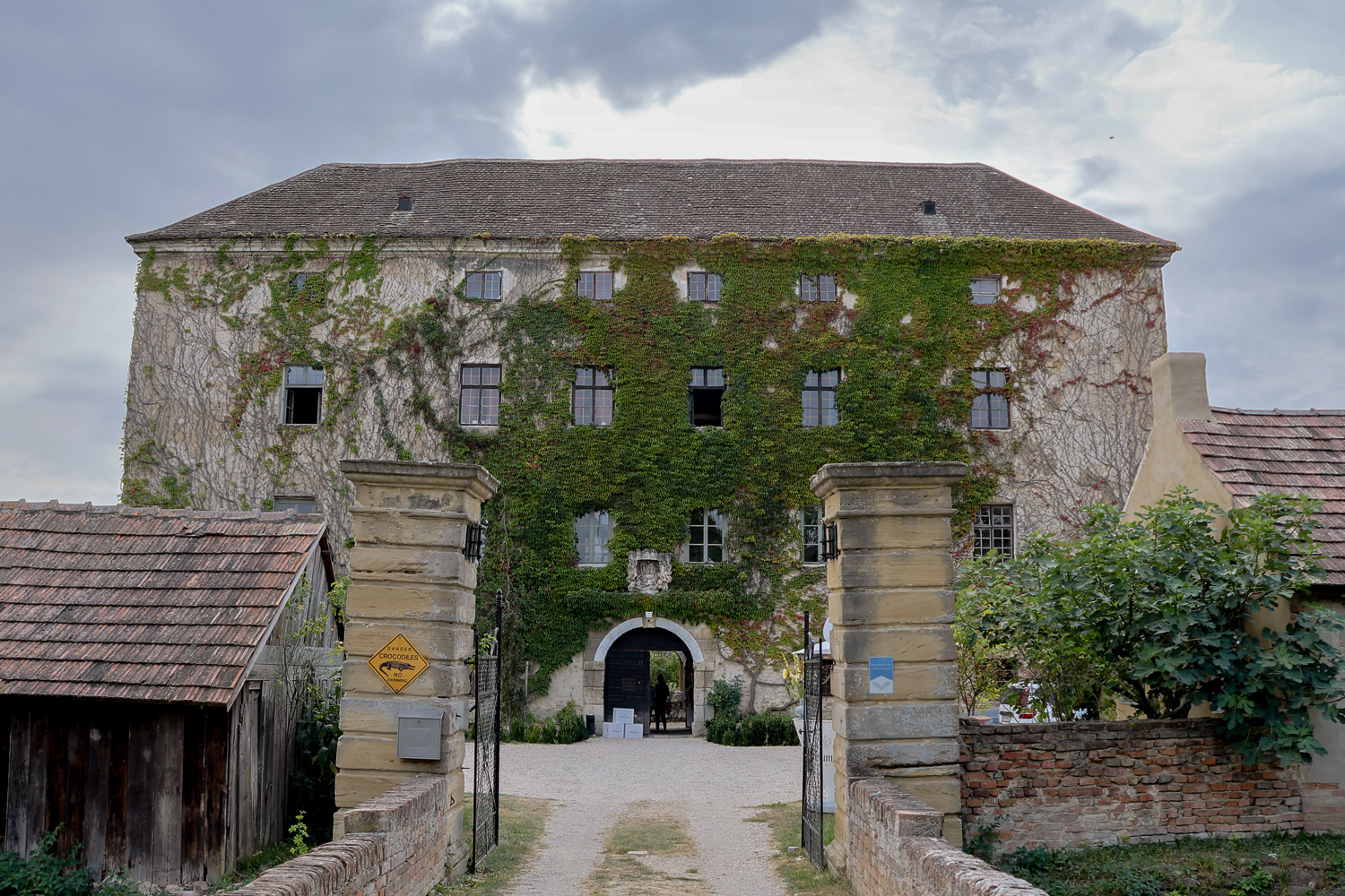 Schloss Haggenberg, ist 800 Jahre alt und von einem Wassergraben umgeben.