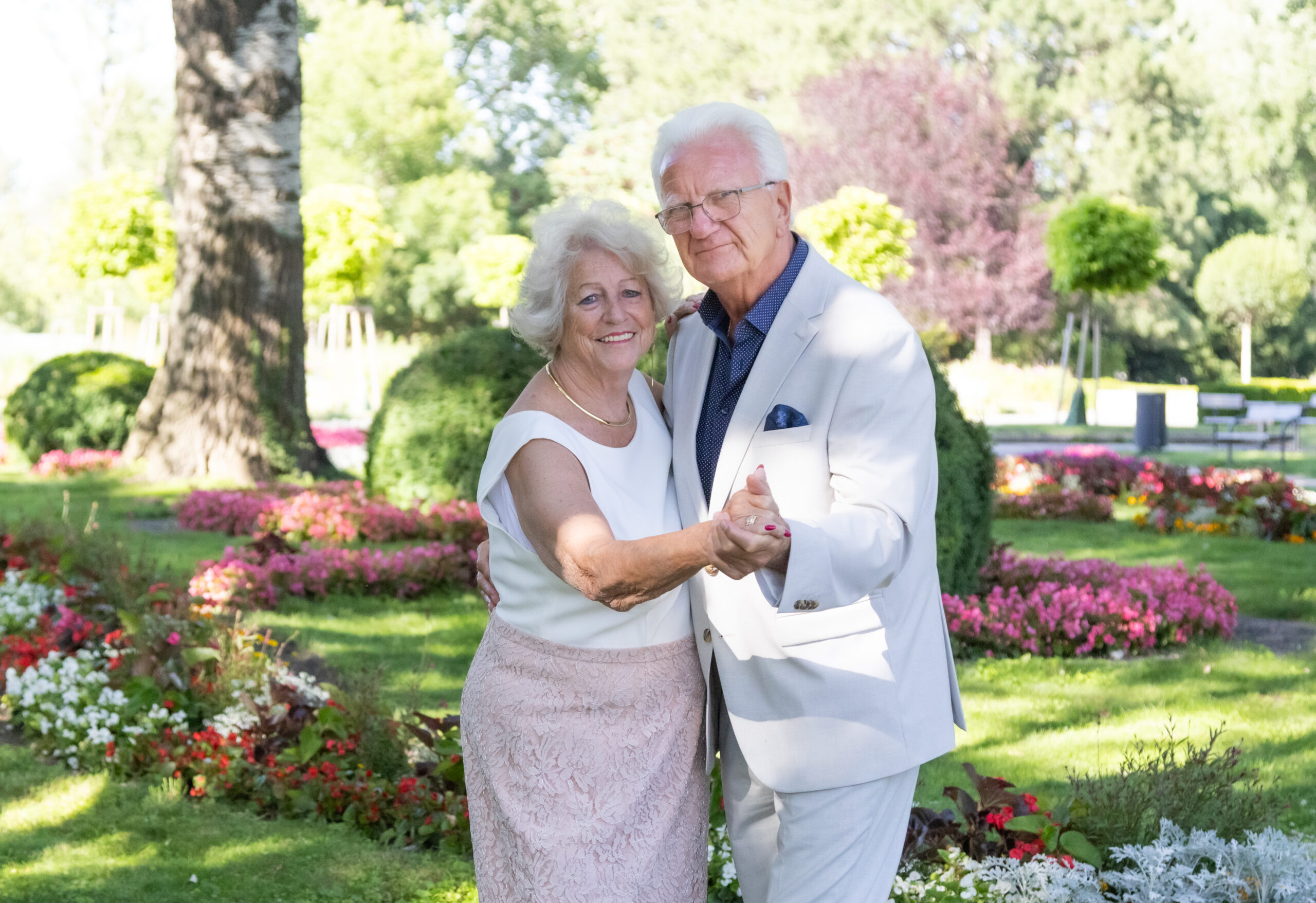 Christine und Werner tanzen auf ihrer Diamantenen Hochzeit.