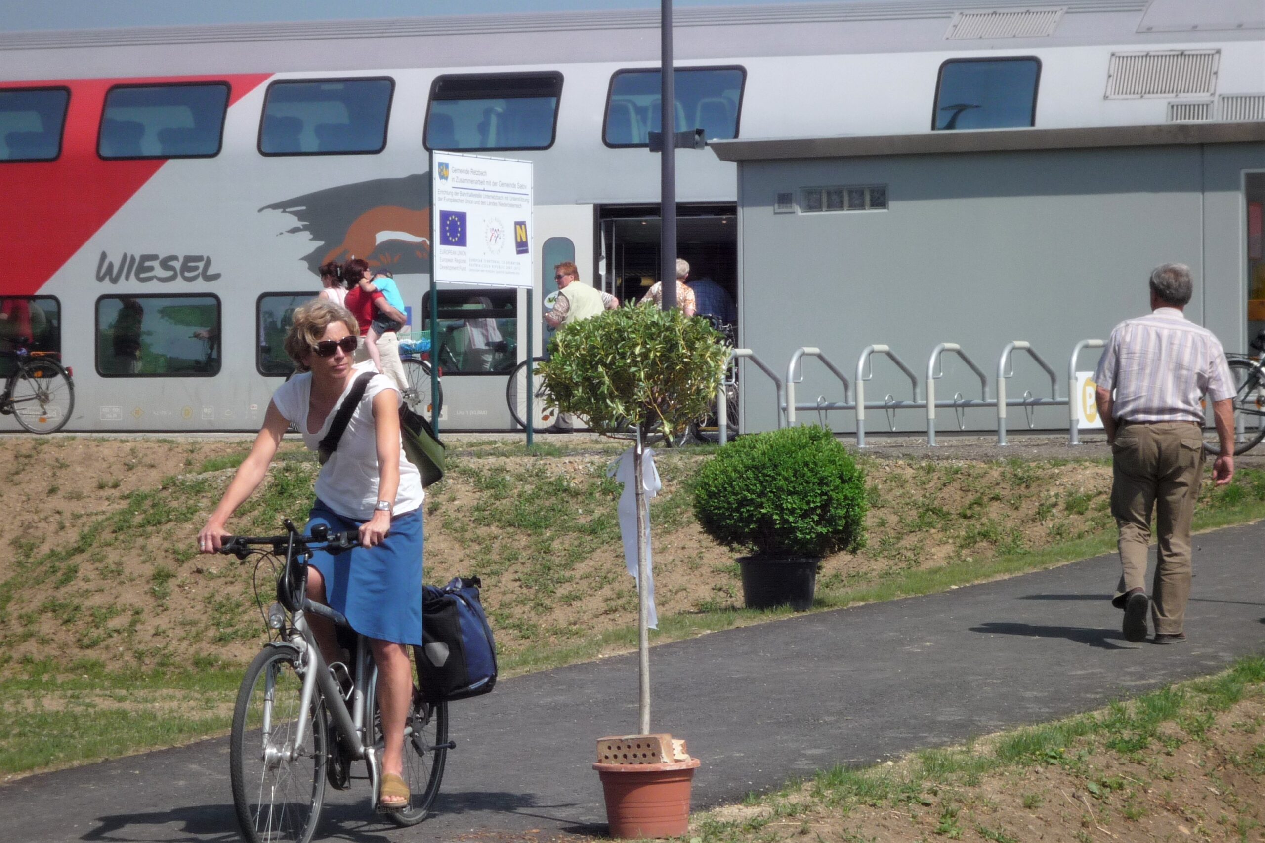 Rad und Bahn am Iron Curtain. Elektrifizierung der Bahnstrecke Retz -Znojmo. @ Regionalmanagement NÖ.jpg