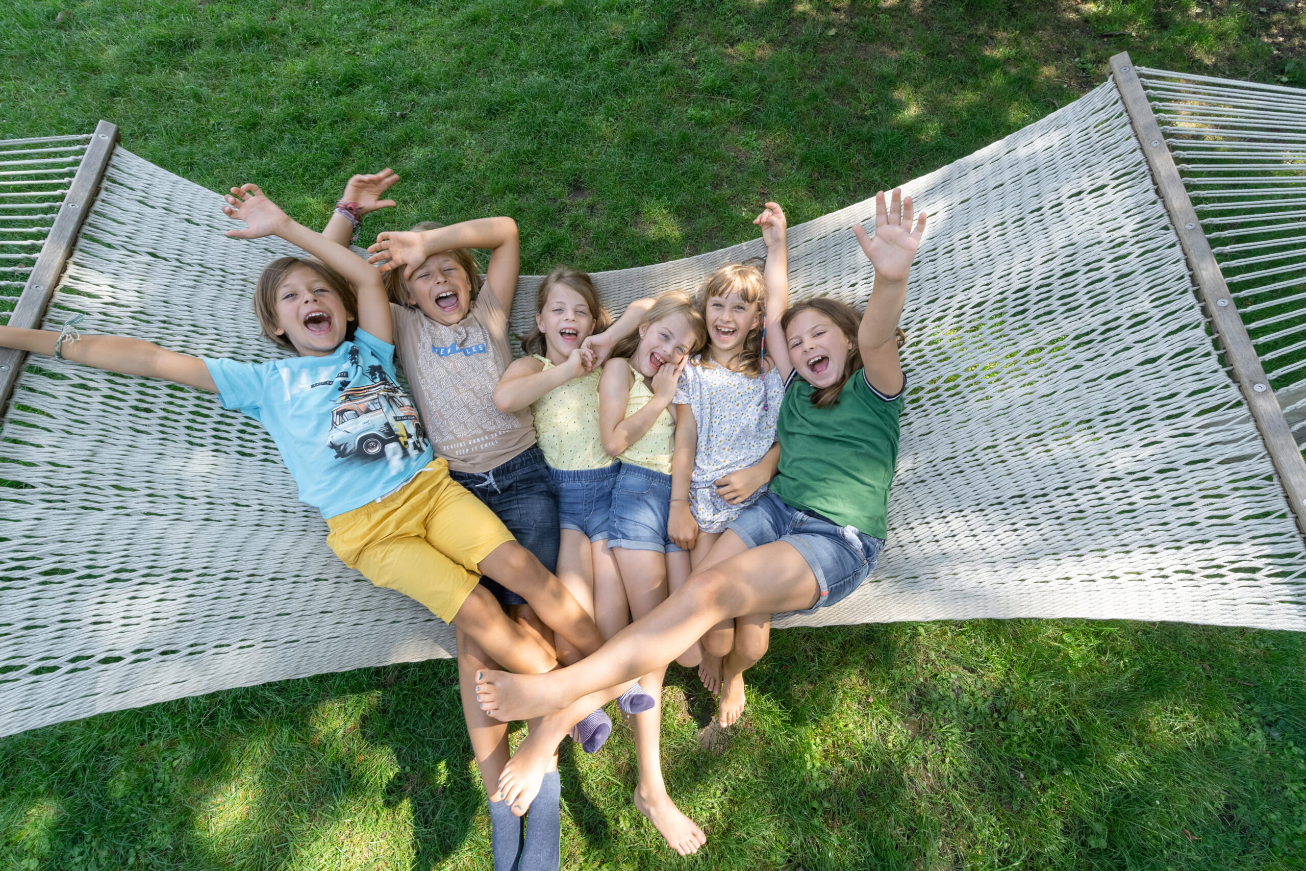 Lachende Kinder - speziell nach der Zeugnisverteilung. Foto: Daniel Zupanc