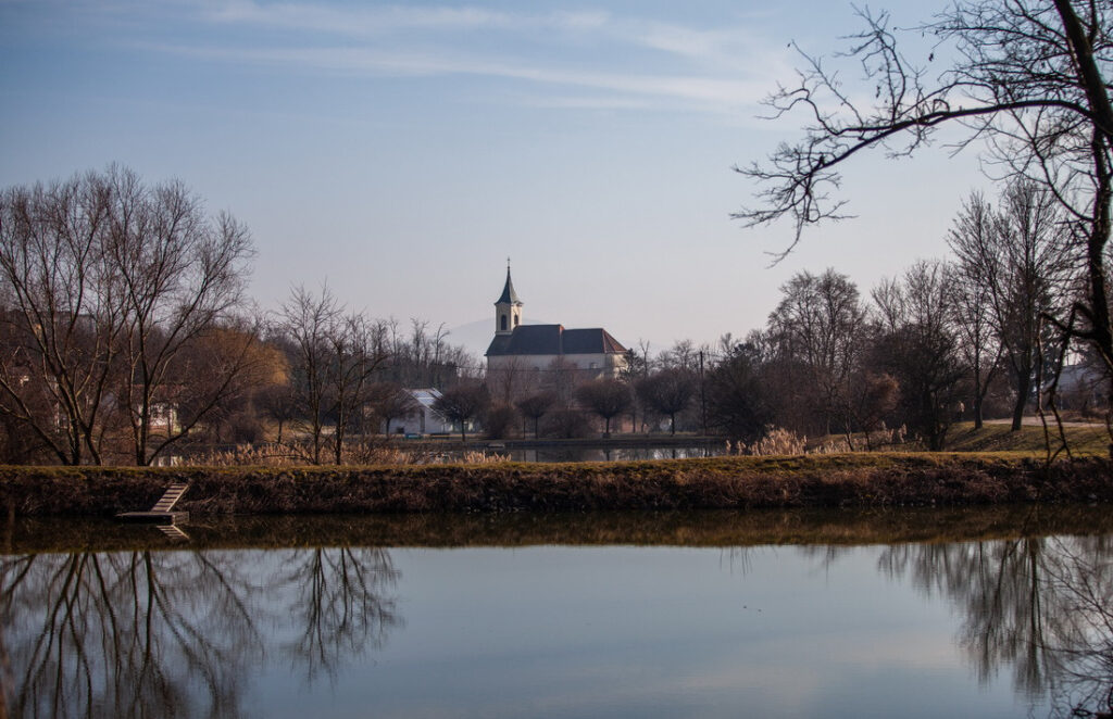 Blick auf die Groissenbrunner Wasserbecken.