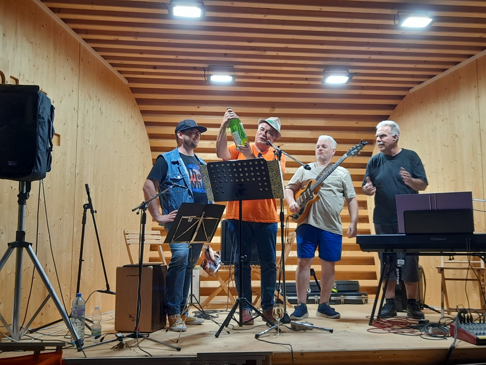 Einen Doppler als Dankeschön gab es vom Obmann Roland Sperk.