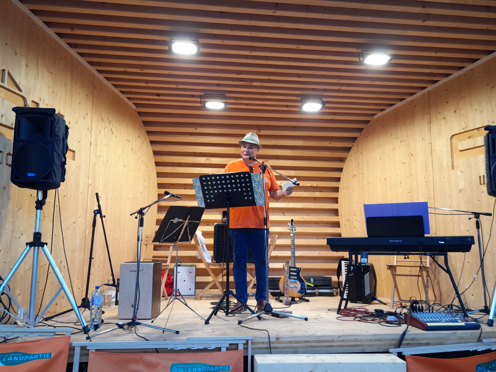 Gleich geht's los: Roland Sperk, der Obmann des Vereins Landpartie am Kellerberg, kündigt die Combo an.