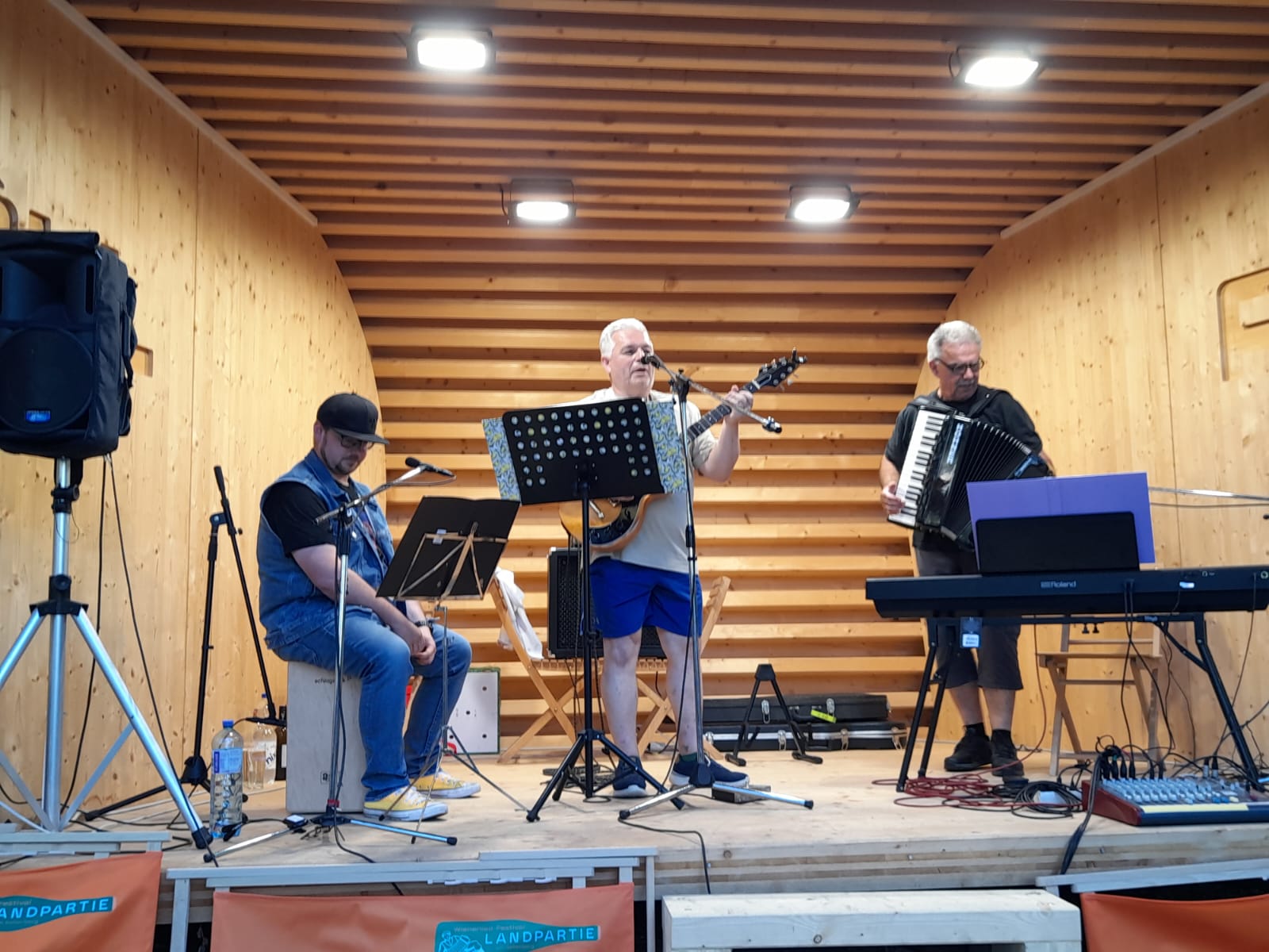 Das Trio in seinem Element. Rockmusik und Blues vom Feinsten.