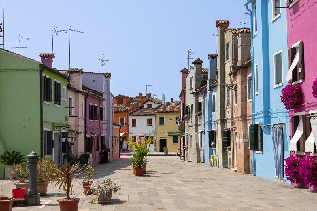 Burano zeigt sich in neuem Anstrich und sieht daher jedes Jahr anders bunt aus.