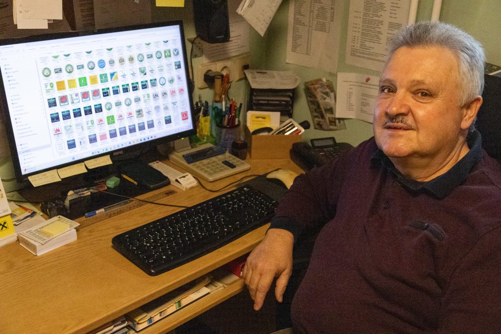 Fritz Huber führt akribisch genau Buch über seine Bierdeckelsammlung aus aller Welt. © Regina Courtier