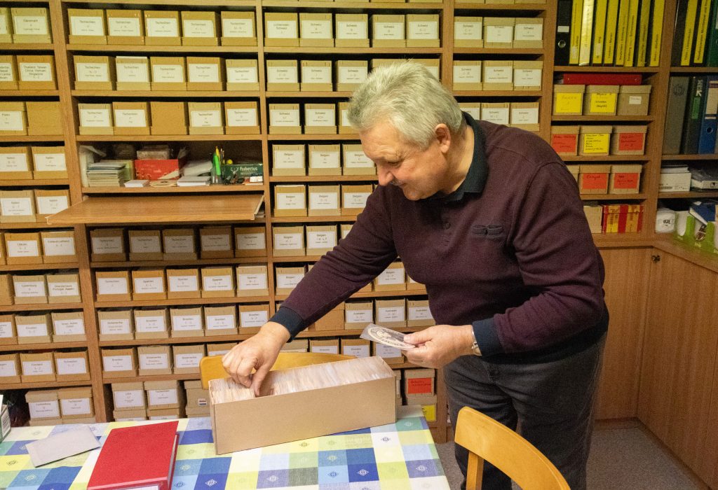 Fritz gibt Einblick in sein Privatarchiv. © Regina Courtier