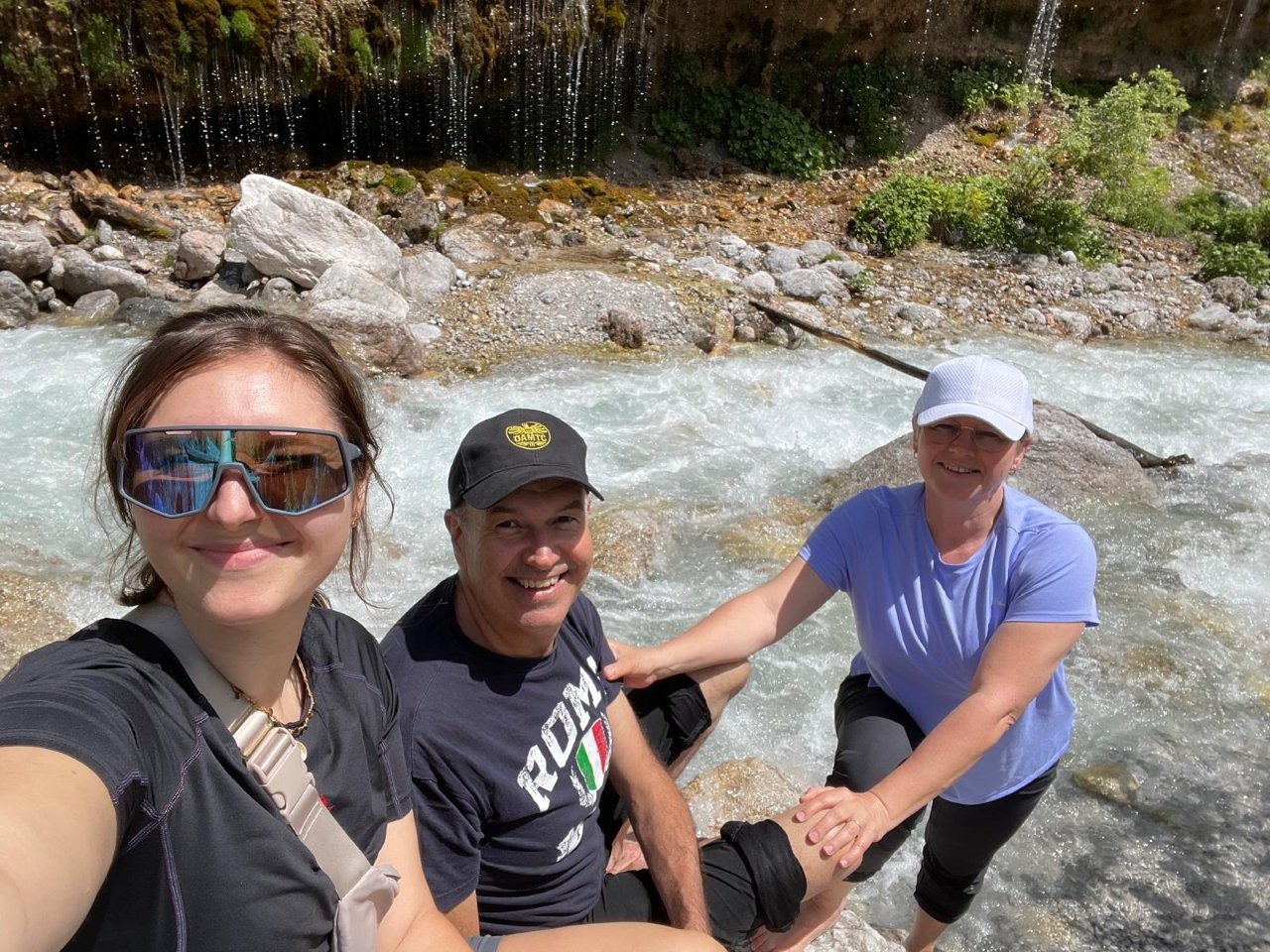 Unterwegs mit Ehefrau und Tochter. "Reisen erweitert den Horizont", sagt Michael Staribacher. © M. Staribachere