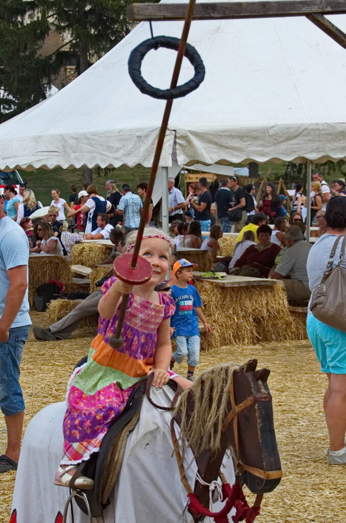 Auch das junge Publikum darf mittelalterliches Lanzenstechen ausprobieren.