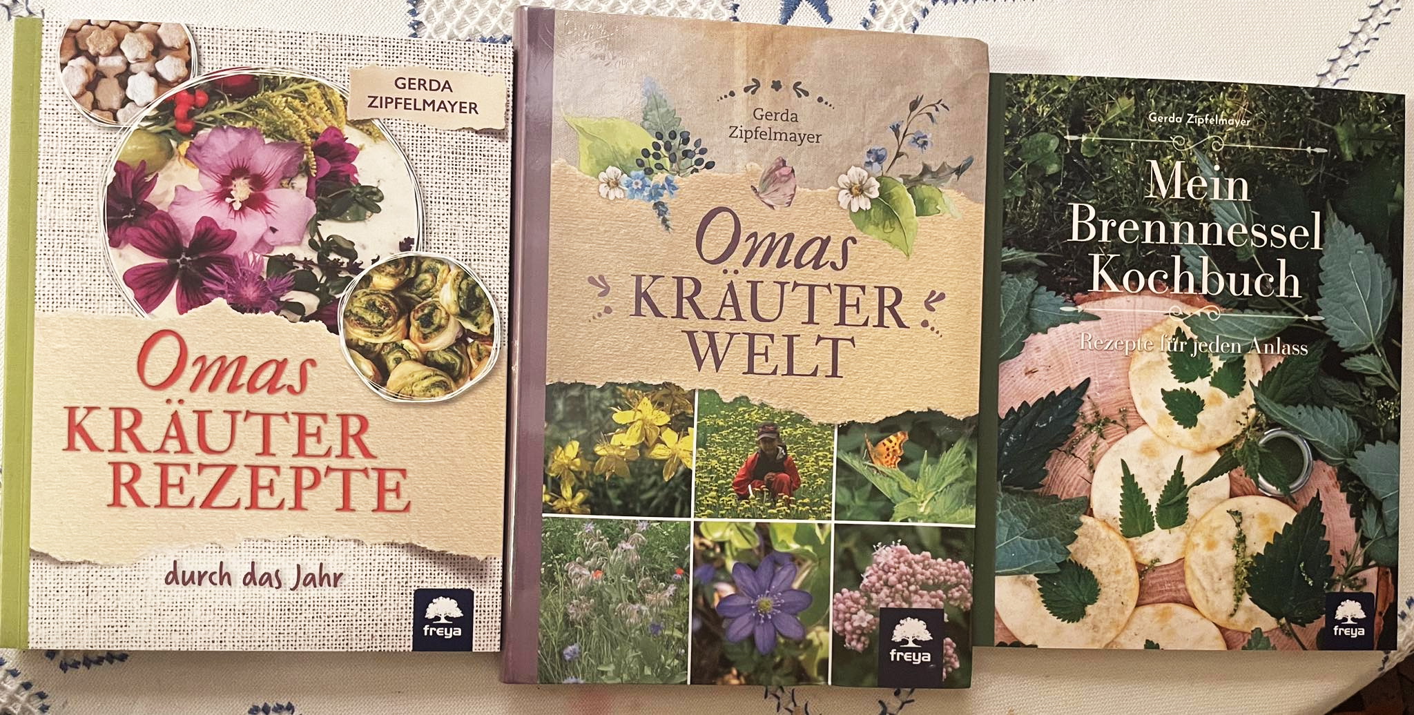 Gerda Zipfelmayer schreibt ihre Kräuterrezepte,- Erfahrungen und Ideen nieder. Hier kann man eintauchen in die Welt der Kräuterexpertin.
© Gerda Zipfelmayer