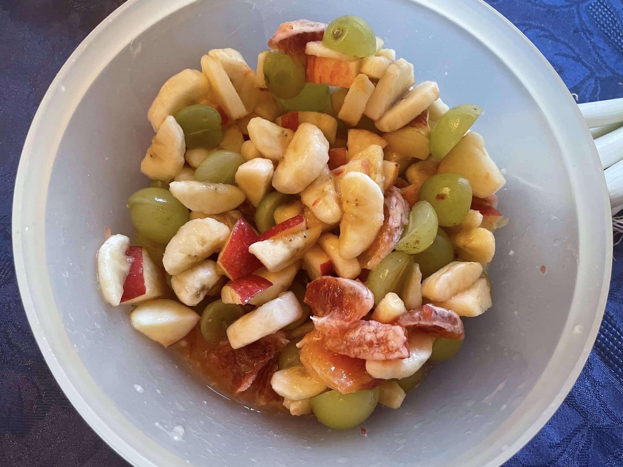 Das geschnipselte Obst ist schon Augenschmaus genug. Mit dem Hollerdressing und Schlagobershauberl  wird es dann perfekt! 
© Gerda Zipfelmayer