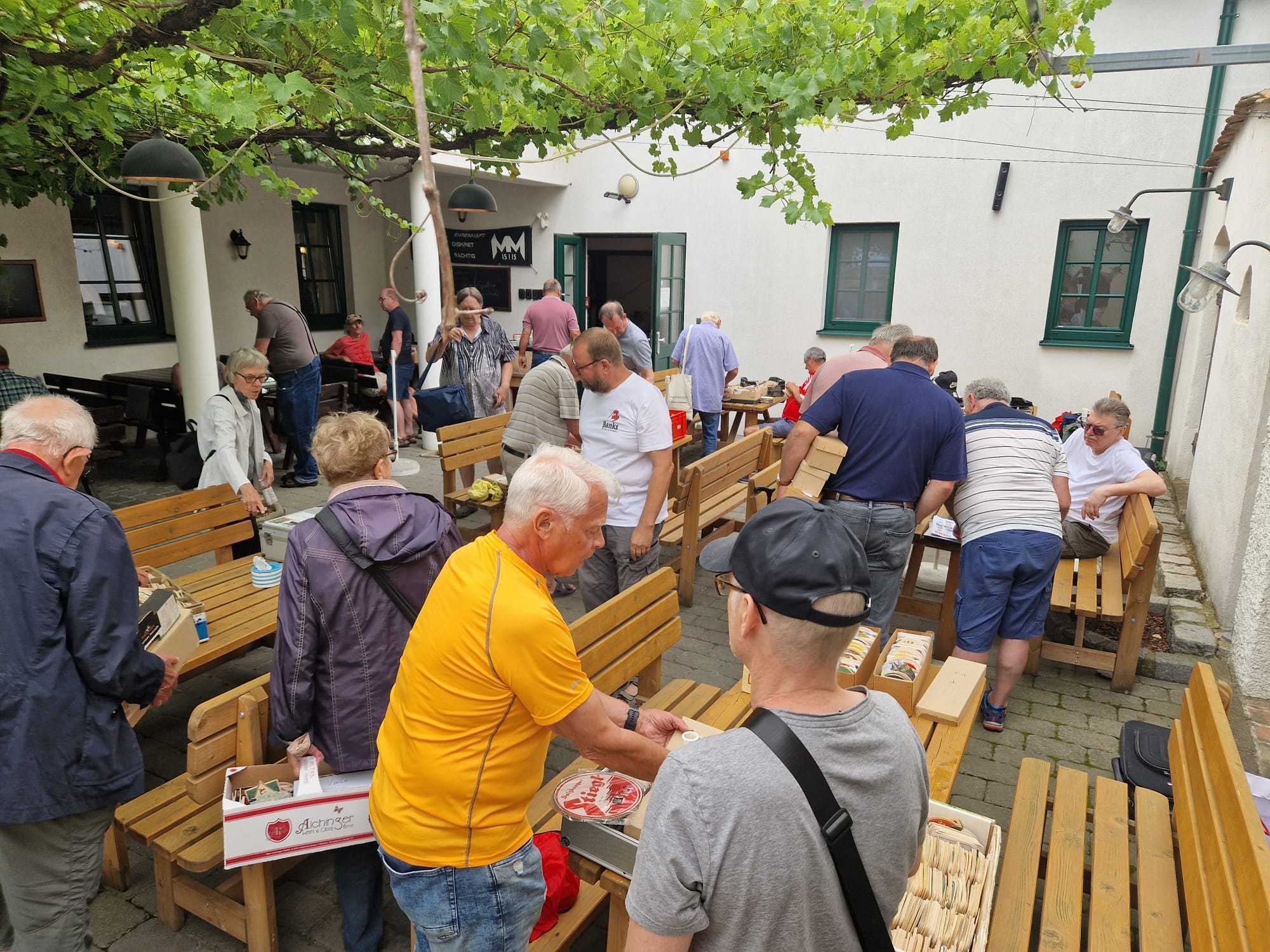 Brauerei-Souvenier-Sammler-Treffen in Hanfthal. Auch Sammler aus Europa waren da.