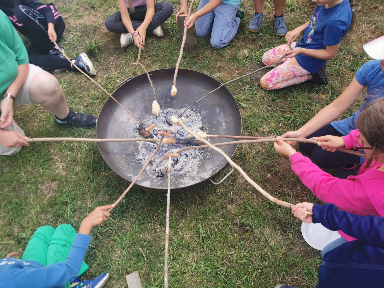 Stockbrotgrillen macht immer Spaß! So gehen Ferien.