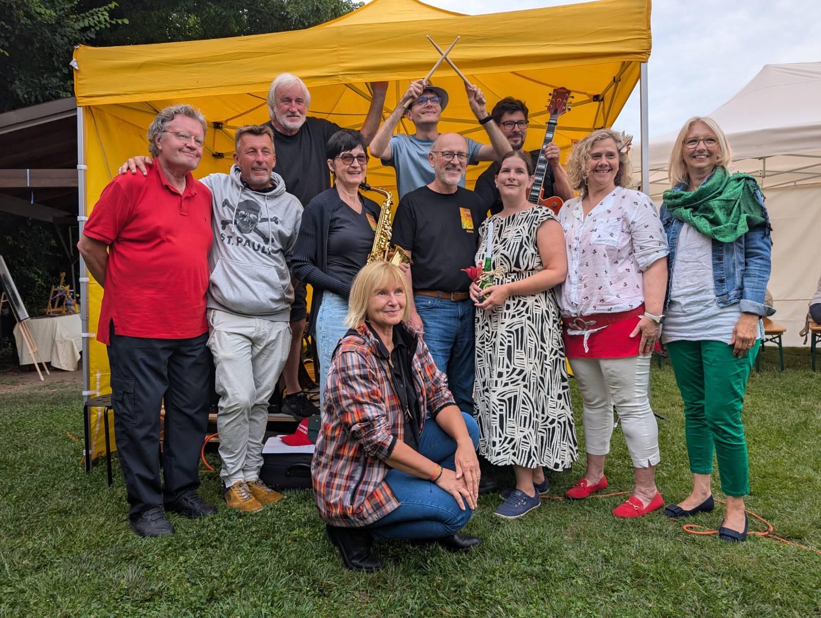 Die Sommerakademieband und die Teilnehmer mit den Workshopleitern des Lesetheaters nach dem Auftritt.
