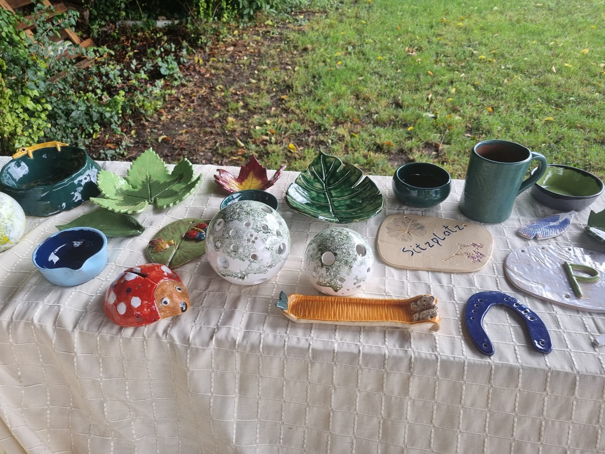 Die Ausstellung der Kunstwerke beim Fest der Sommerakademie Probstdorf.