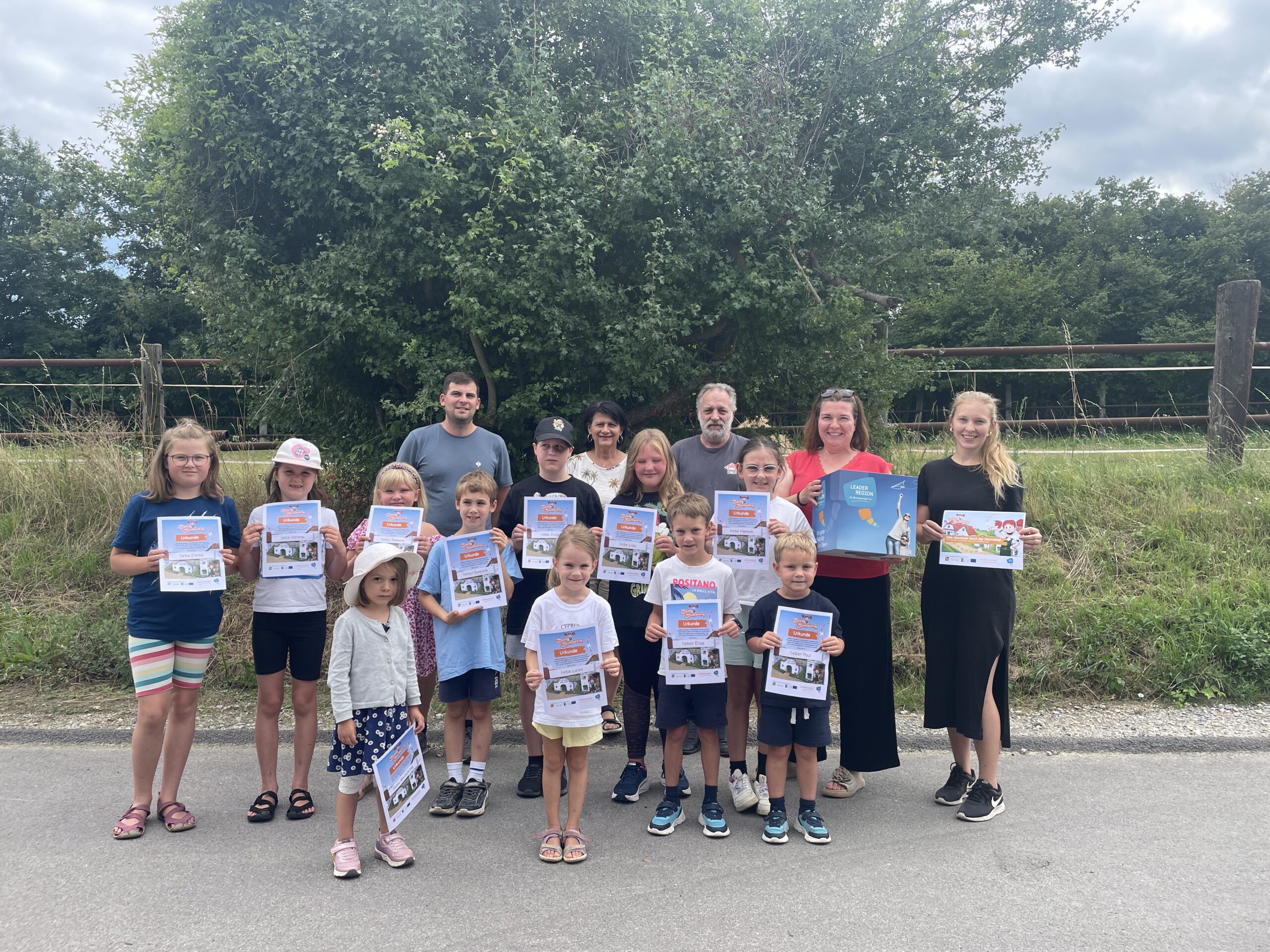 Kinder der Gemeinde Hochleithen mit GfGR Christian Frank, GfGR Eva Brunnhuber, GfGR Robert Vielnascher, GR Petra Hirsch und Petra Thaler (Projektbegleitung LEADER Region Weinviertel Ost) – alle zusammen nach einem gelungenen Ferienspiel-Nachmittag voller Rätsel und Entdeckungen.