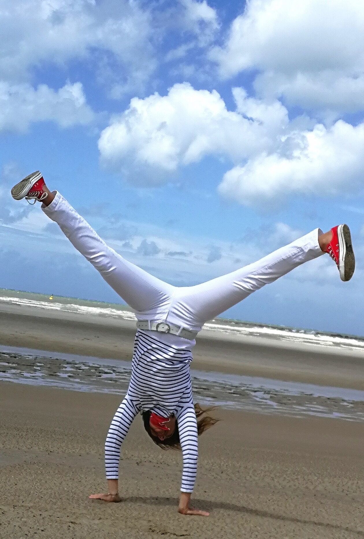 Steuerfrau fit an der Ärmelkanal-Küste. © C. Potmesil