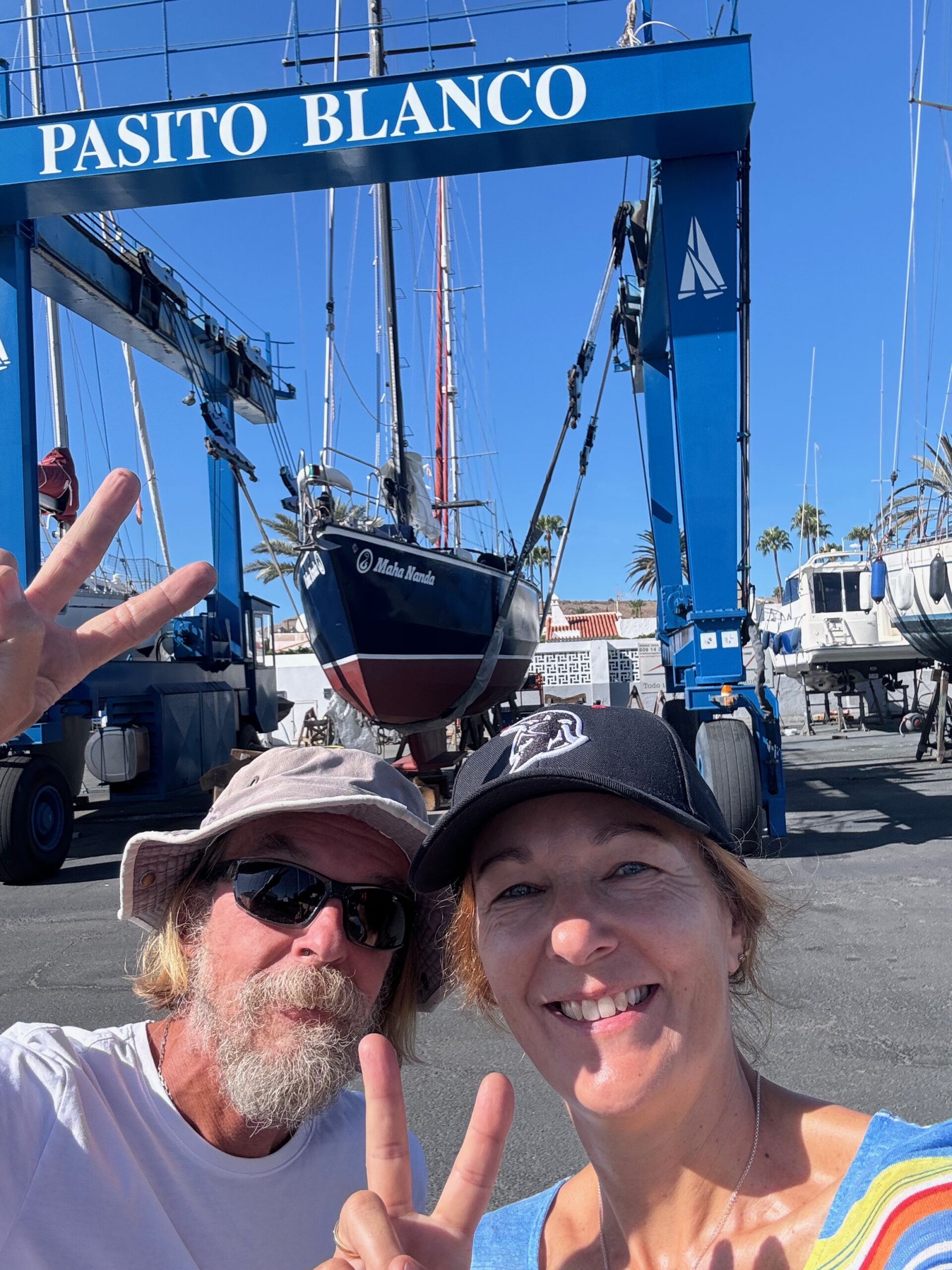 Captain und Steuerfrau der Maha Nanda grüßen aus der Werft. © U. Potmesil