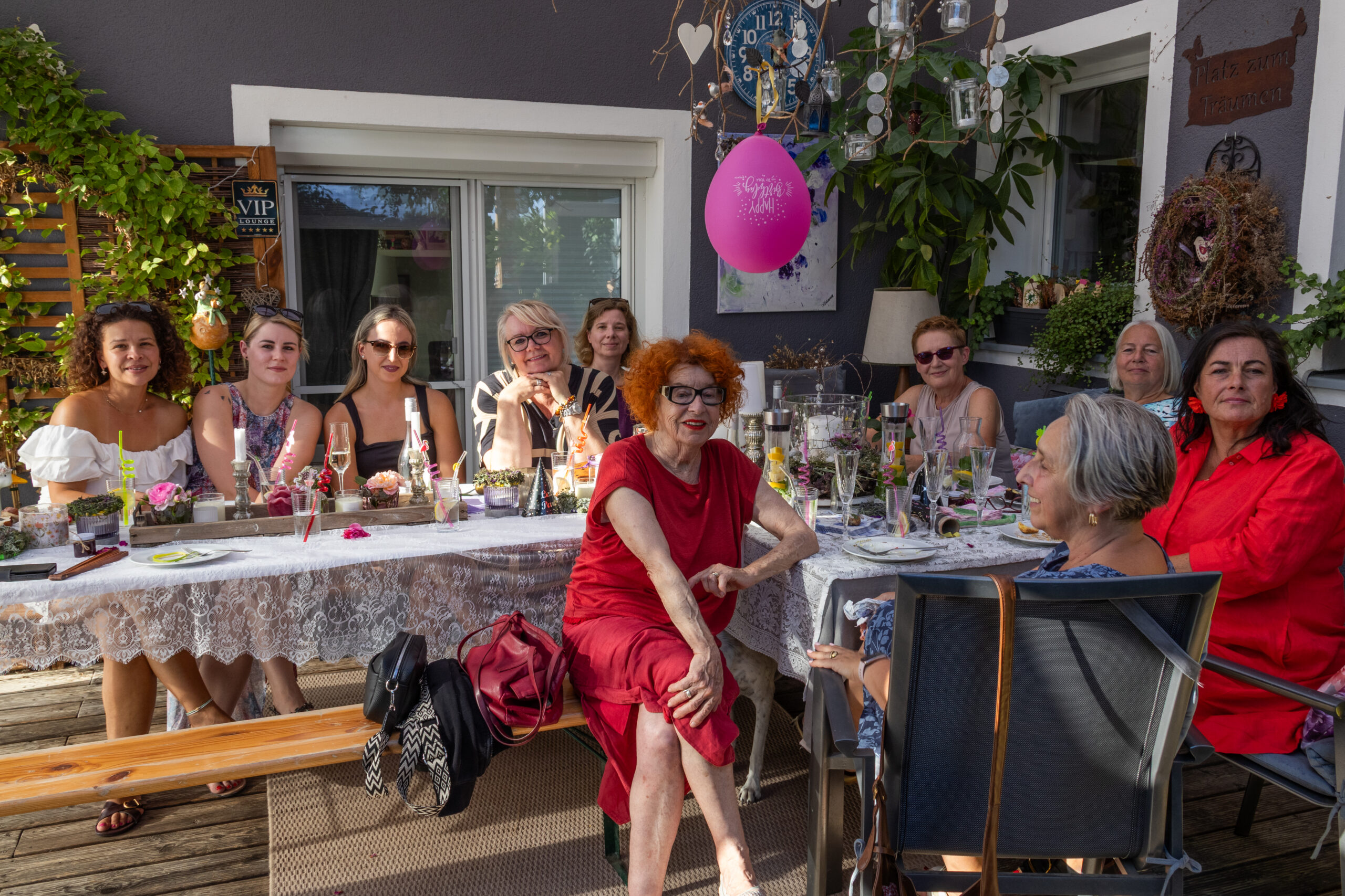 Zaubergarten voller Leben. Die Künstlerin Lilia Olchowa feiert ihren 60. Geburtstag in ihrem Gartenatelier, in dem Blumen, Kunst und Fantasie miteinander verschmelzen.