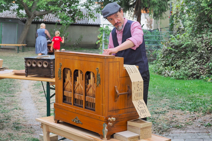 Der jüngste in Österreich lebende, hauptberuflich tätige Werkelmann, Oliver Maar, ist auch dabei. © Dr. Herbert Slad