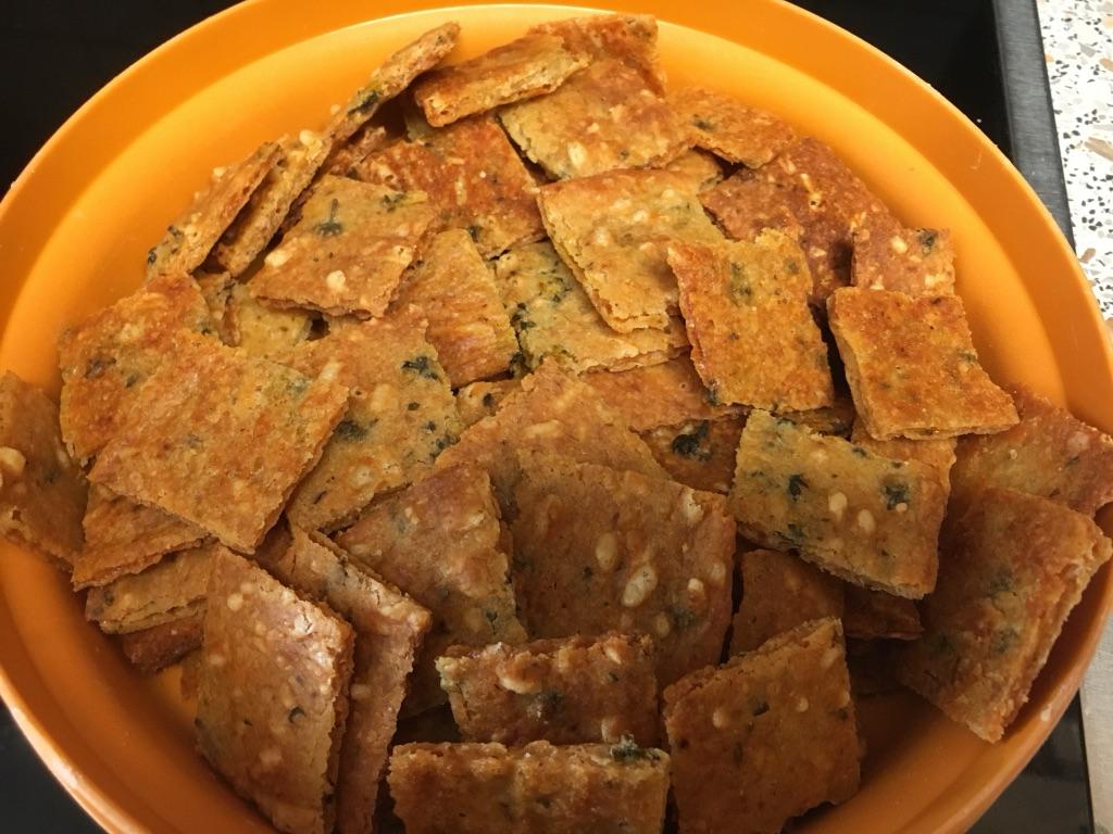 Das August-Rezept. Knackig, würzig, süchtig machend. Das Gänseblümchenknäcke von Gerda Zipfelmayer.
Alle Fotos © Gerda Zipfelmayer