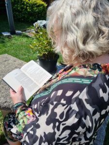 Ob im Garten oder in ihrer Bibliothek, Michaela liest immer und oft mehrere Bücher gleichzeitig.