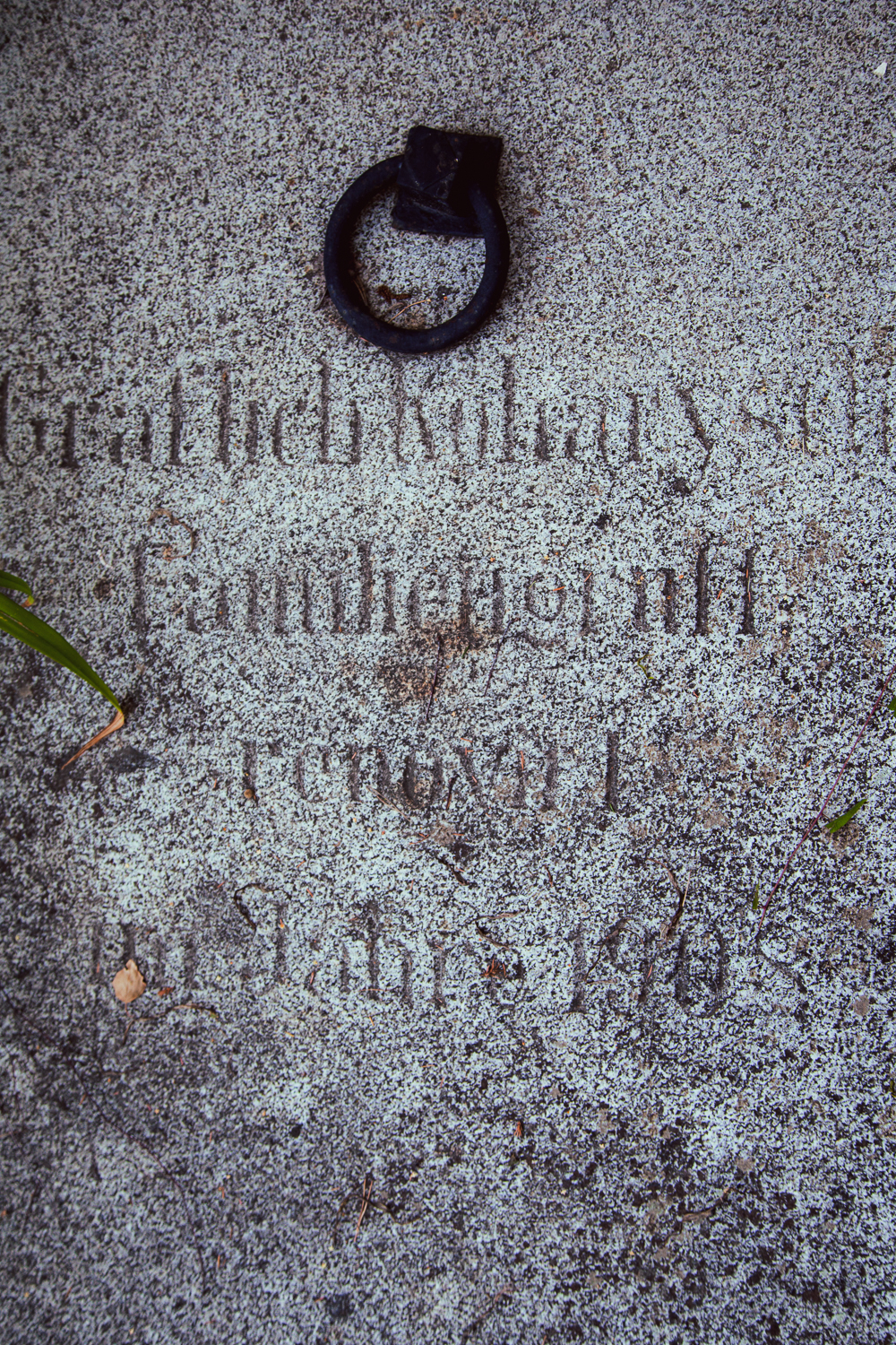 Die Inschrift gibt nicht das ganze Geheimnis Preis. @ Regina Courtier