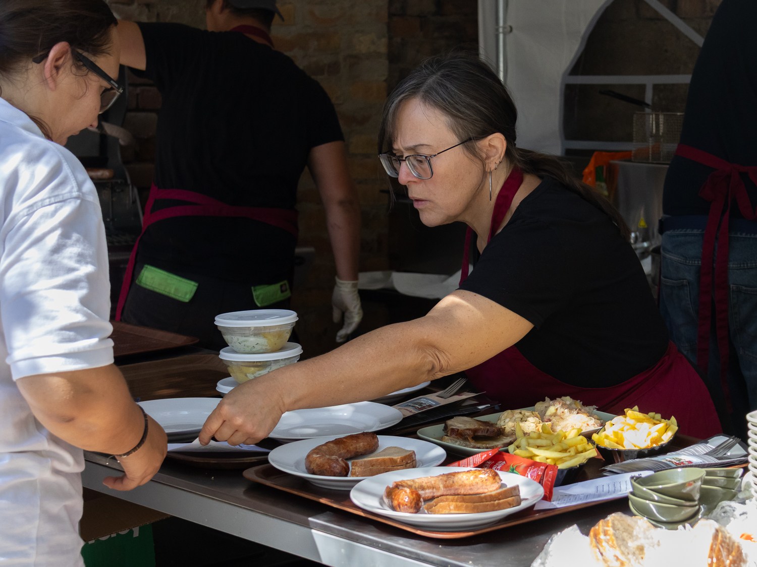 24. Bernsteinstraßenfest im Urzeitmuseum Stillfried. Walpurger und Gerda Antl luden ein.
Ein Fest für Jung und Alt, mit viel Archäologie, Unterhaltung und guten Stillfrieder Schmankerln.