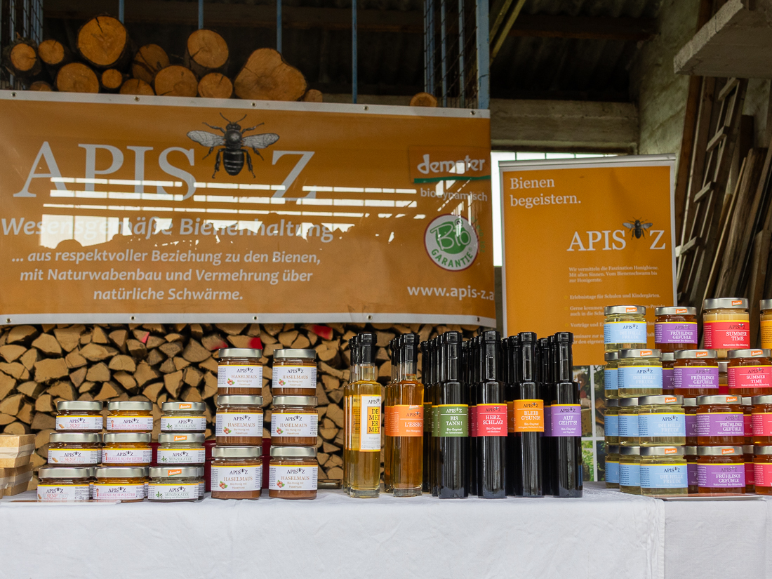 Apis-Z bietet eine Menge an Bienenprodukten. 
U. a. widmet sich Wolfgang dem Thema Apitherapie.