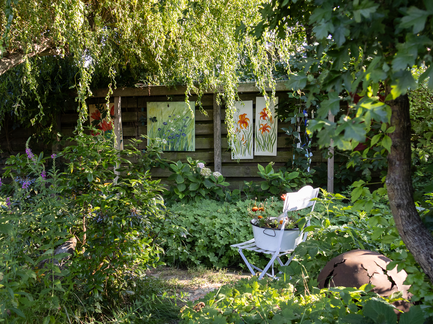 Zaubergarten voller Leben. Die Künstlerin Lilia Olchowa feiert ihren 60. Geburtstag in ihrem Gartenatelier, in dem Blumen, Kunst und Fantasie miteinander verschmelzen.