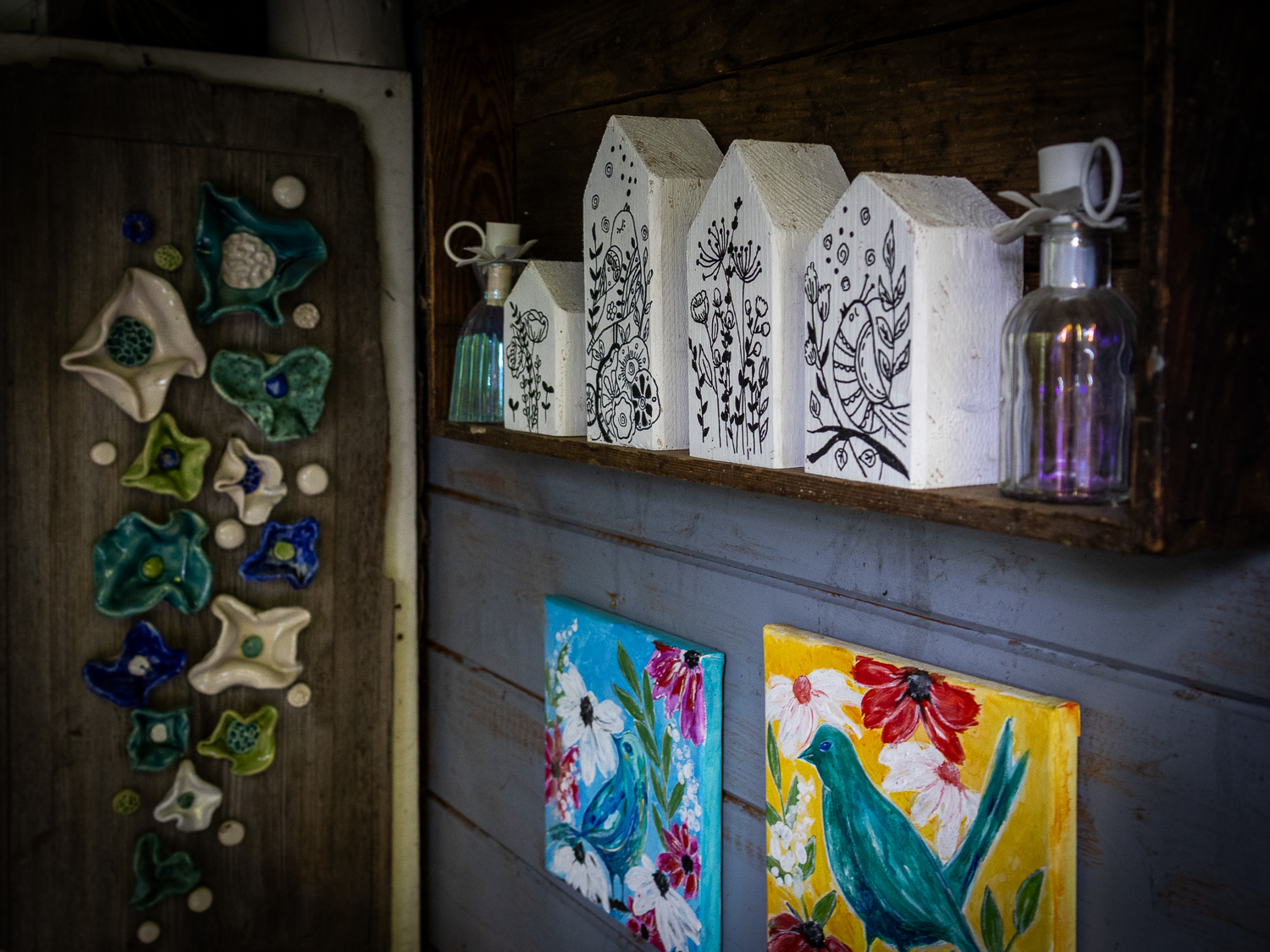 Zaubergarten voller Leben. Die Künstlerin Lilia Olchowa feiert ihren 60. Geburtstag in ihrem Gartenatelier, in dem Blumen, Kunst und Fantasie miteinander verschmelzen.