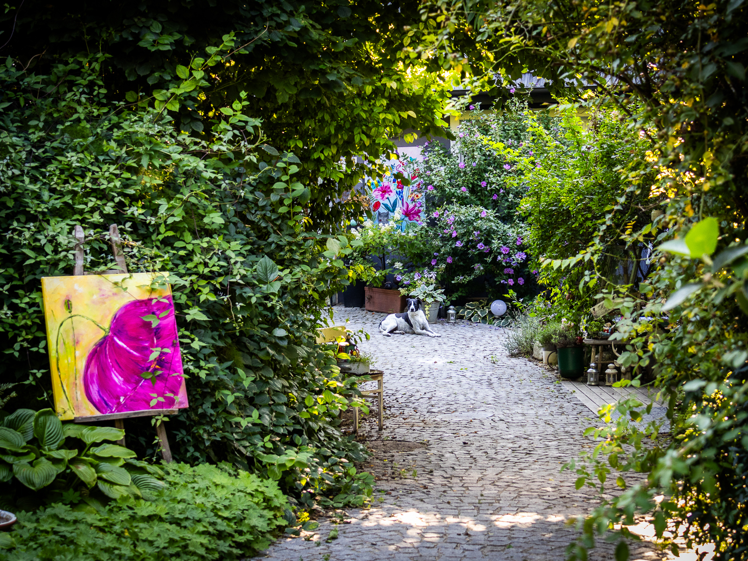 Zaubergarten voller Leben. Die Künstlerin Lilia Olchowa feiert ihren 60. Geburtstag in ihrem Gartenatelier, in dem Blumen, Kunst und Fantasie miteinander verschmelzen.