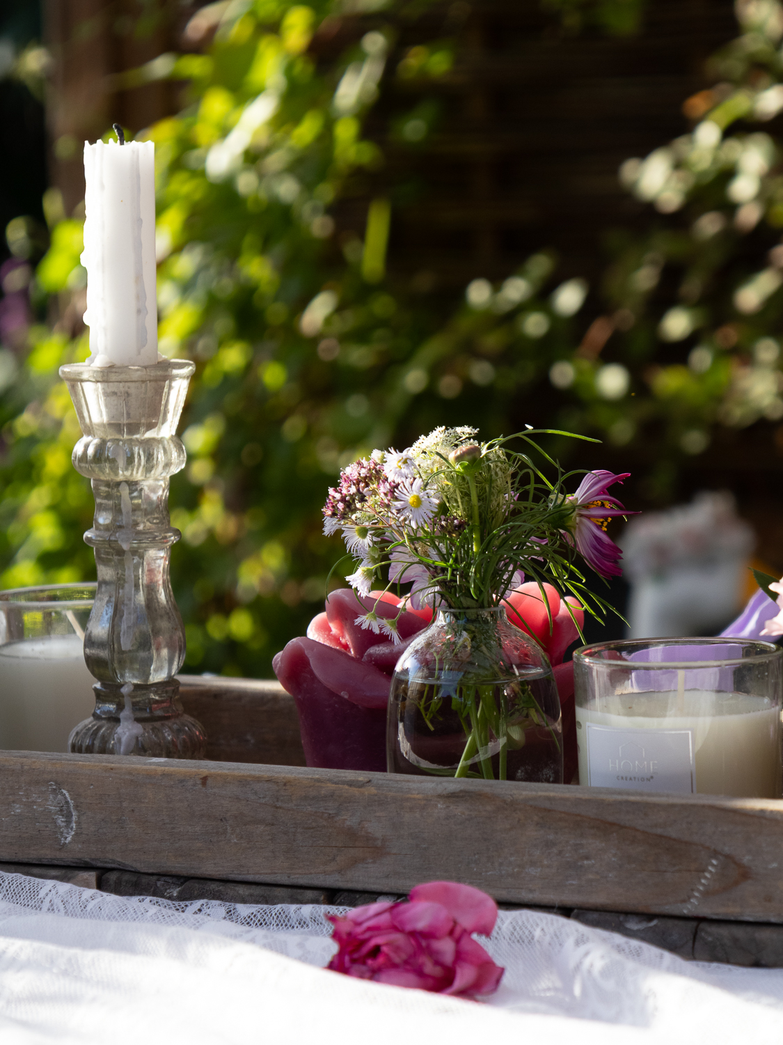 Zaubergarten voller Leben. Die Künstlerin Lilia Olchowa feiert ihren 60. Geburtstag in ihrem Gartenatelier, in dem Blumen, Kunst und Fantasie miteinander verschmelzen.