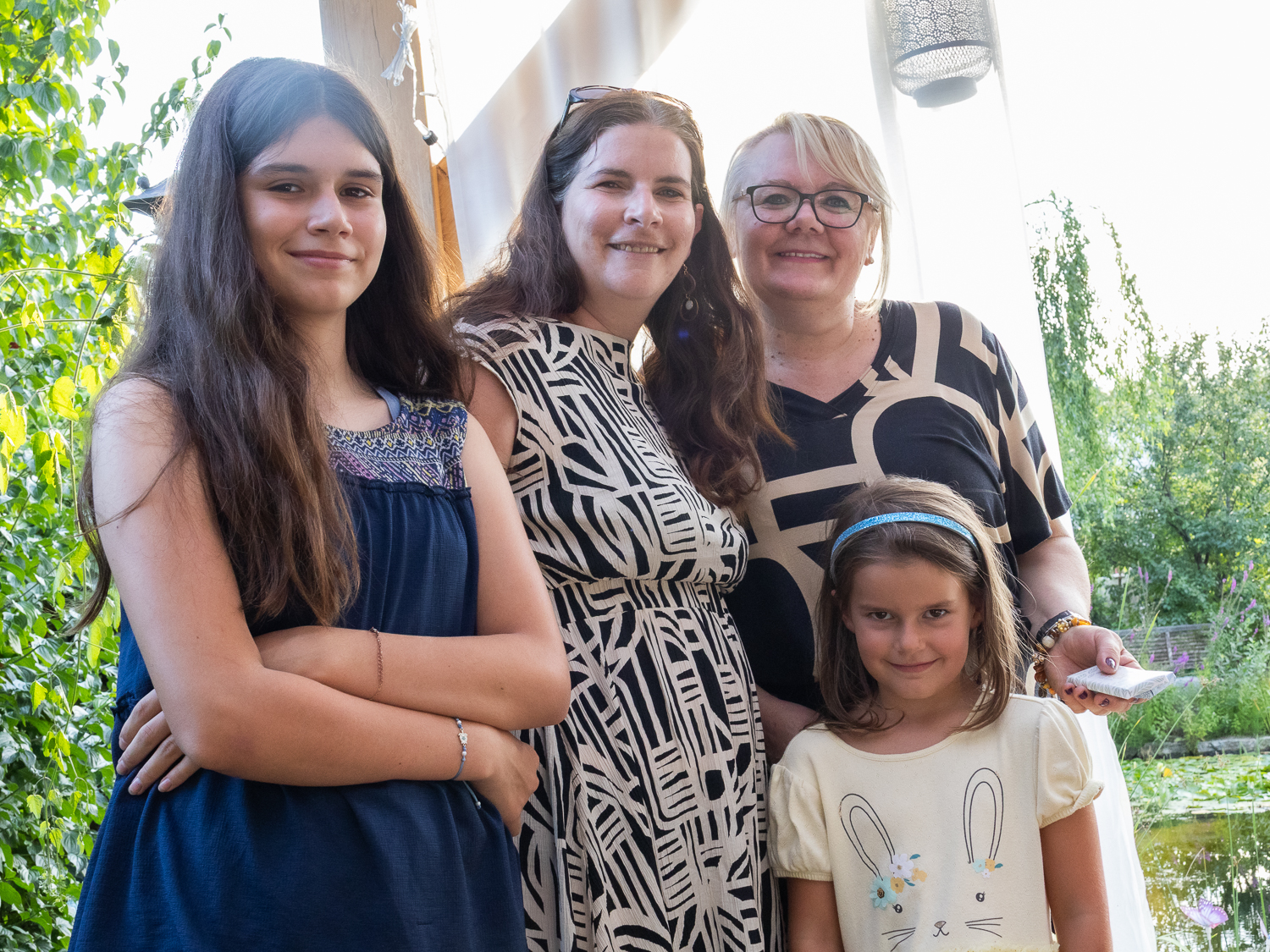 Zaubergarten voller Leben. Die Künstlerin Lilia Olchowa feiert ihren 60. Geburtstag in ihrem Gartenatelier, in dem Blumen, Kunst und Fantasie miteinander verschmelzen.