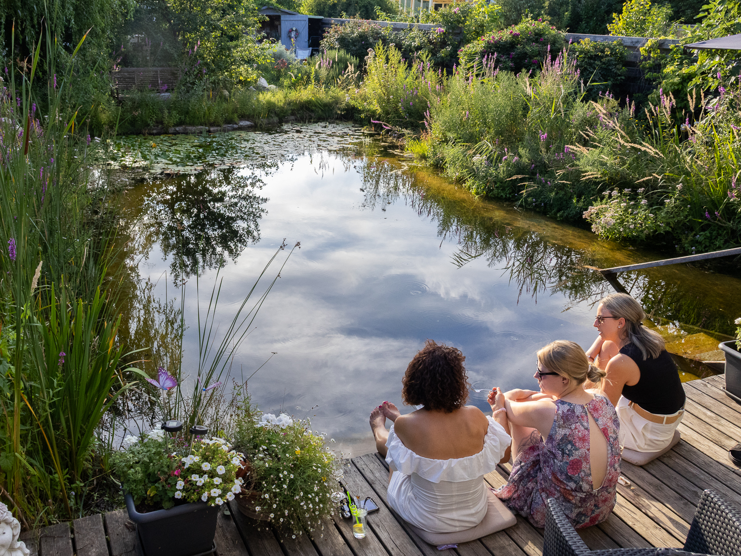 Zaubergarten voller Leben. Die Künstlerin Lilia Olchowa feiert ihren 60. Geburtstag in ihrem Gartenatelier, in dem Blumen, Kunst und Fantasie miteinander verschmelzen.