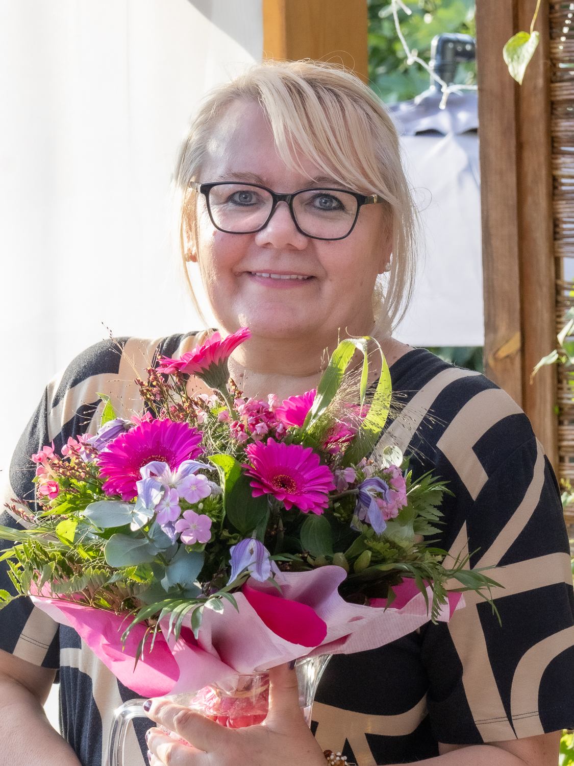 Zaubergarten voller Leben. Die Künstlerin Lilia Olchowa feiert ihren 60. Geburtstag in ihrem Gartenatelier, in dem Blumen, Kunst und Fantasie miteinander verschmelzen.