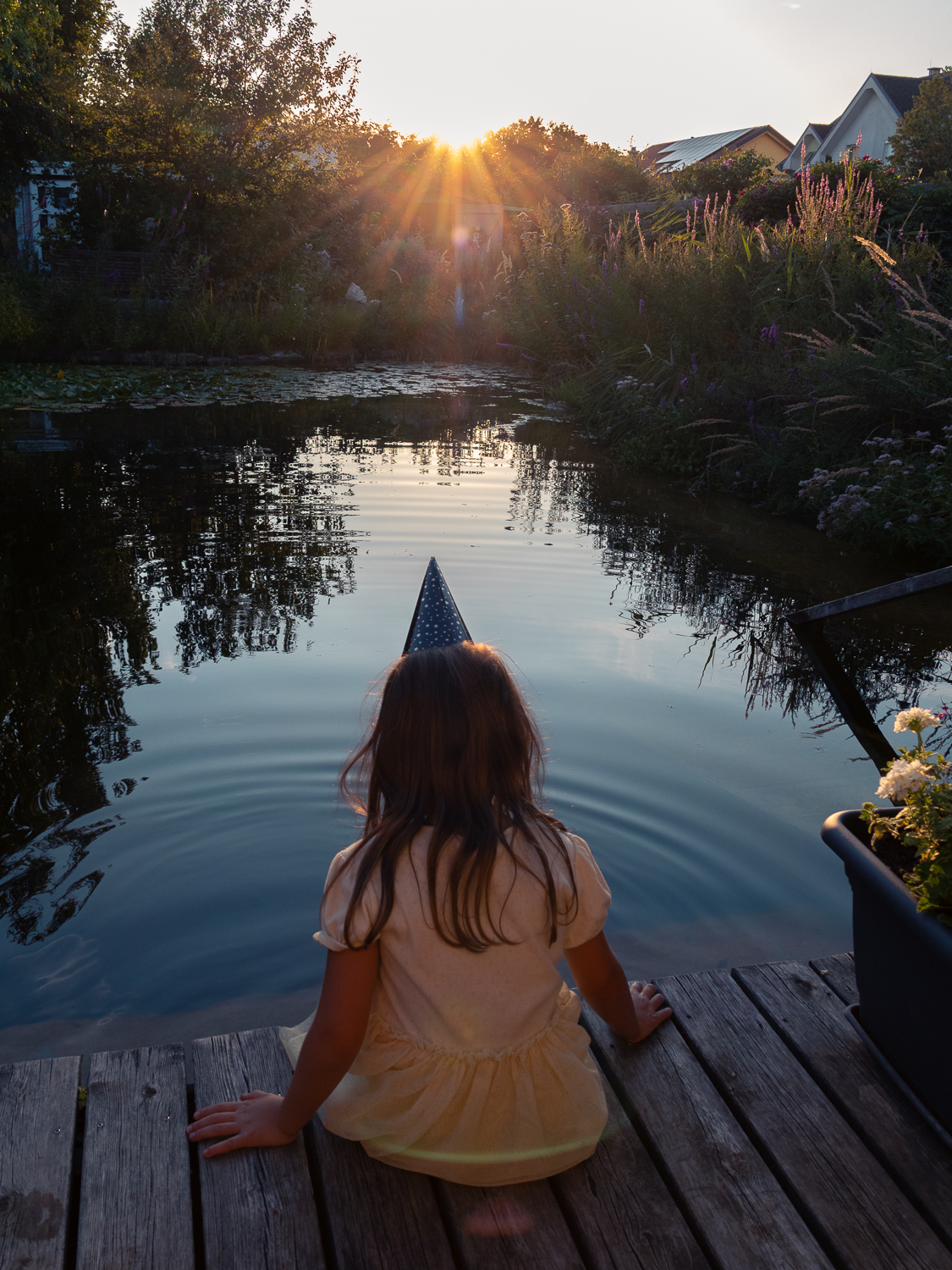 Zaubergarten voller Leben. Die Künstlerin Lilia Olchowa feiert ihren 60. Geburtstag in ihrem Gartenatelier, in dem Blumen, Kunst und Fantasie miteinander verschmelzen.
