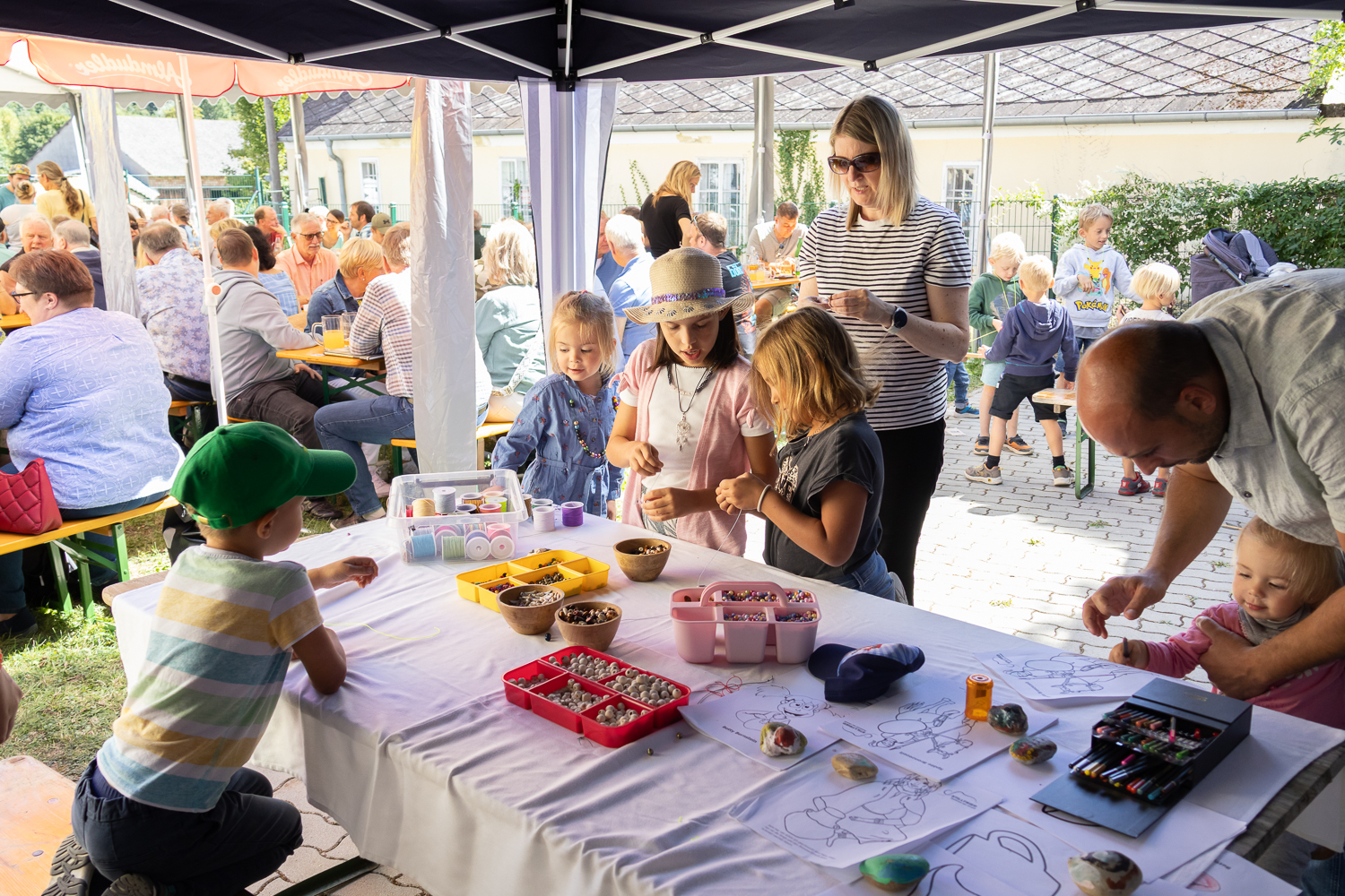 24. Bernsteinstraßenfest im Urzeitmuseum Stillfried. Walpurger und Gerda Antl luden ein.
Ein Fest für Jung und Alt, mit viel Archäologie, Unterhaltung und guten Stillfrieder Schmankerln.