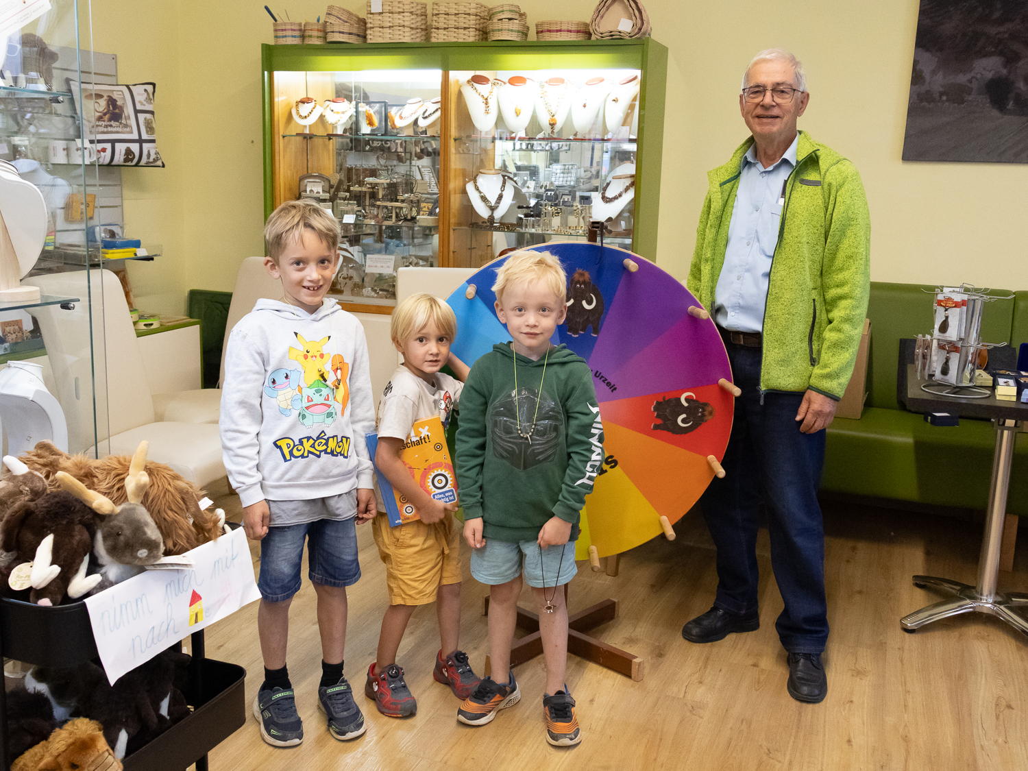 24. Bernsteinstraßenfest im Urzeitmuseum Stillfried. Walpurger und Gerda Antl luden ein.
Ein Fest für Jung und Alt, mit viel Archäologie, Unterhaltung und guten Stillfrieder Schmankerln.