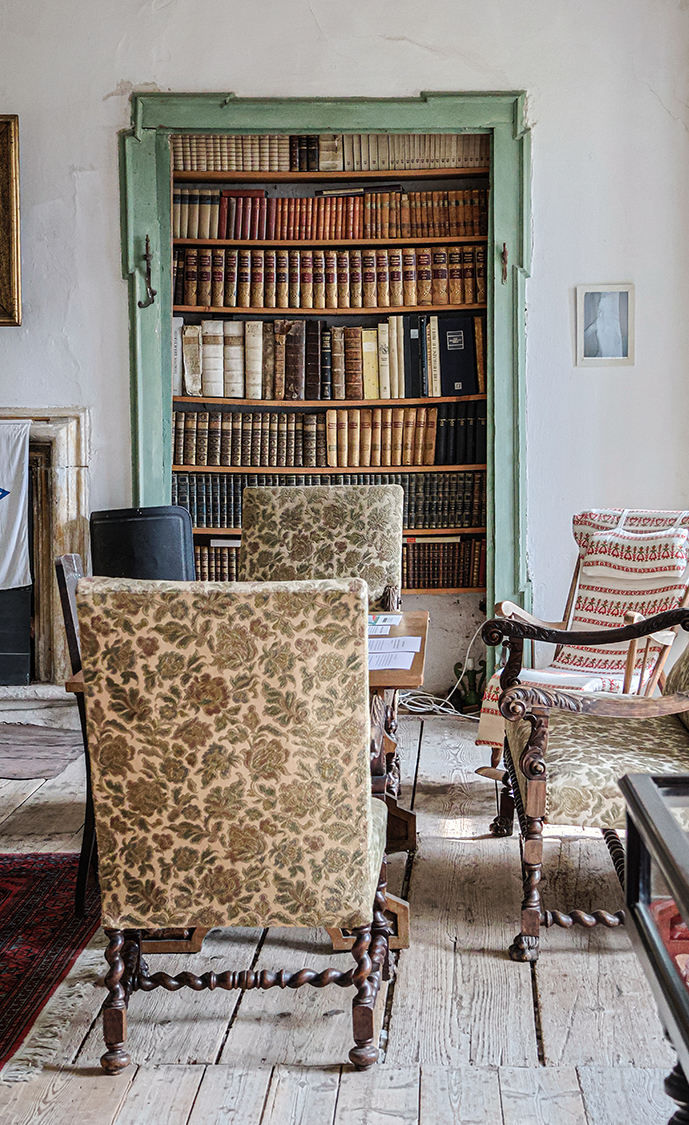 ©Marion Osmann, Regina Courtier
Marion Osmann ist Fotokünstlerin, Gestalterin, Designerin, Steirerin, Visionären und Besitzerin von Schloss Haggenberg im Weinviertel.