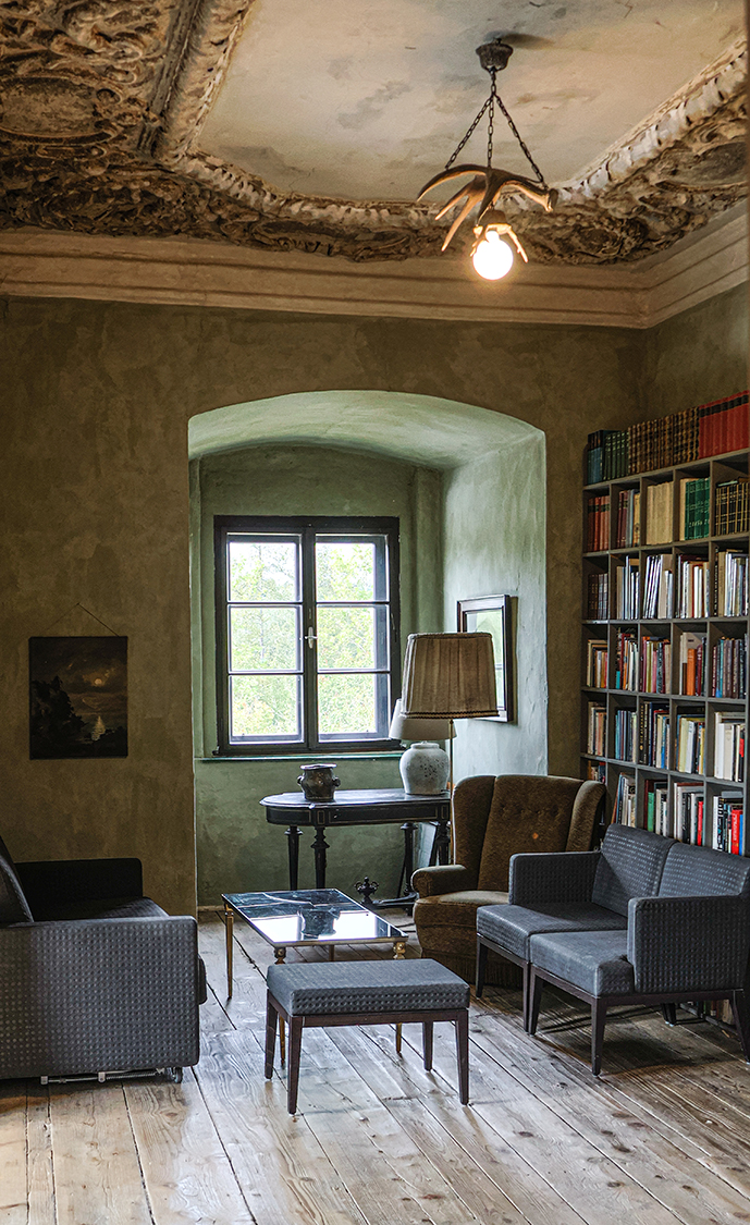 ©Marion Osmann, Regina Courtier
Marion Osmann ist Fotokünstlerin, Gestalterin, Designerin, Steirerin, Visionären und Besitzerin von Schloss Haggenberg im Weinviertel.