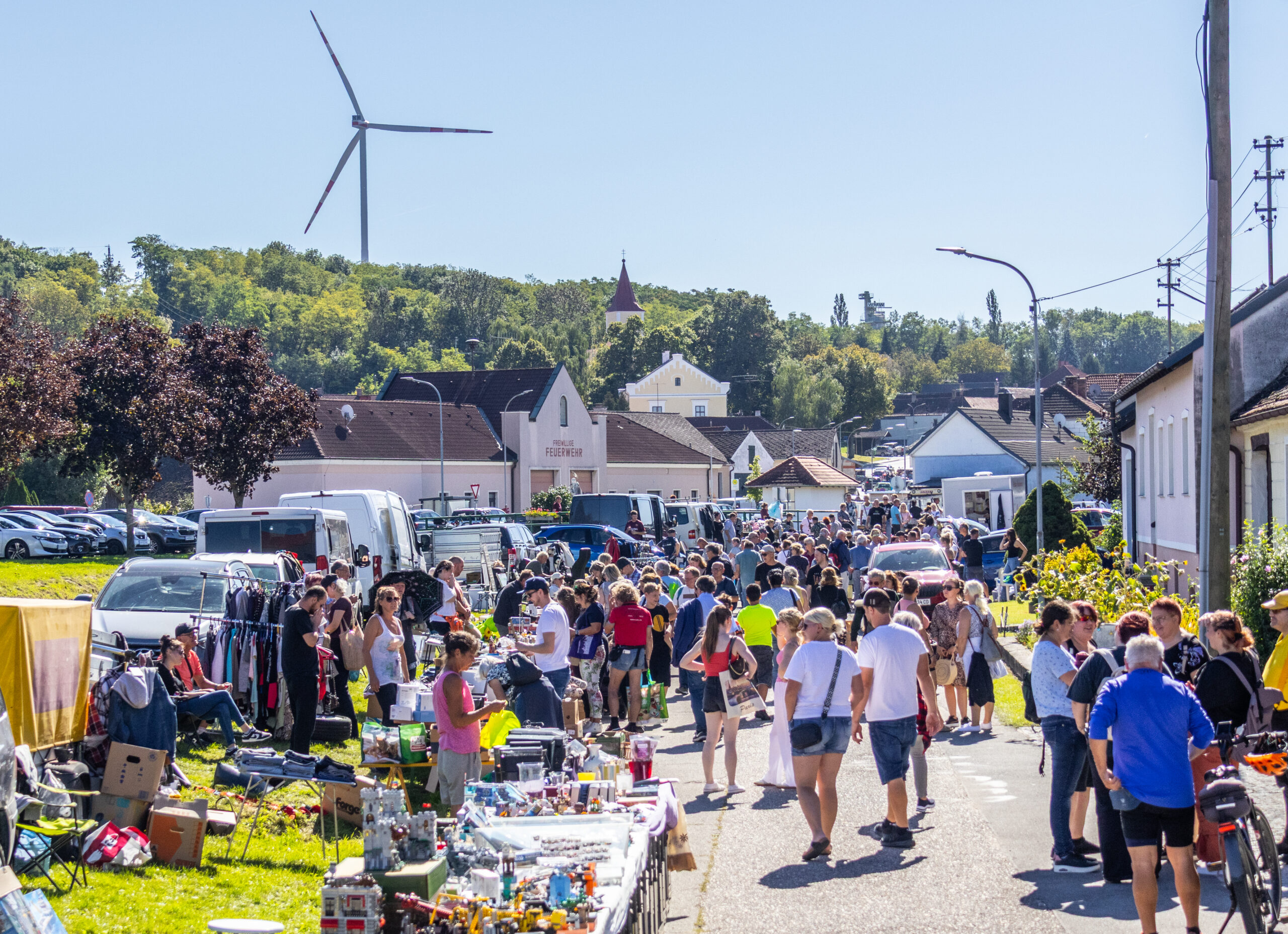 Einmal jährlich ist der Flohmarkt in Maustrenk. Eine Initiative der FFW Maustrenk. Erwin Löffler, Franz Kranz, Karl Aumann, alles Flohmarkt. Weinviertel.