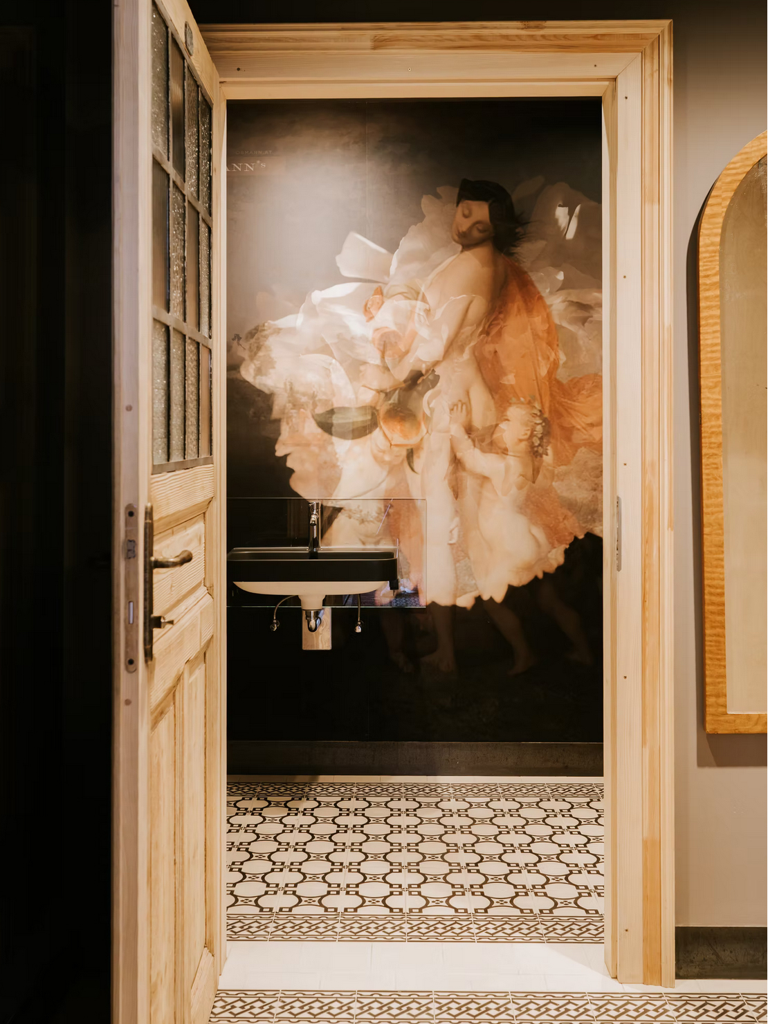 ©Marion Osmann, Regina Courtier
Marion Osmann ist Fotokünstlerin, Gestalterin, Designerin, Steirerin, Visionären und Besitzerin von Schloss Haggenberg im Weinviertel.