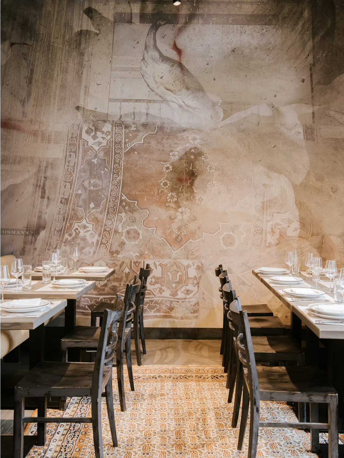 ©Marion Osmann, Regina Courtier
Marion Osmann ist Fotokünstlerin, Gestalterin, Designerin, Steirerin, Visionären und Besitzerin von Schloss Haggenberg im Weinviertel.