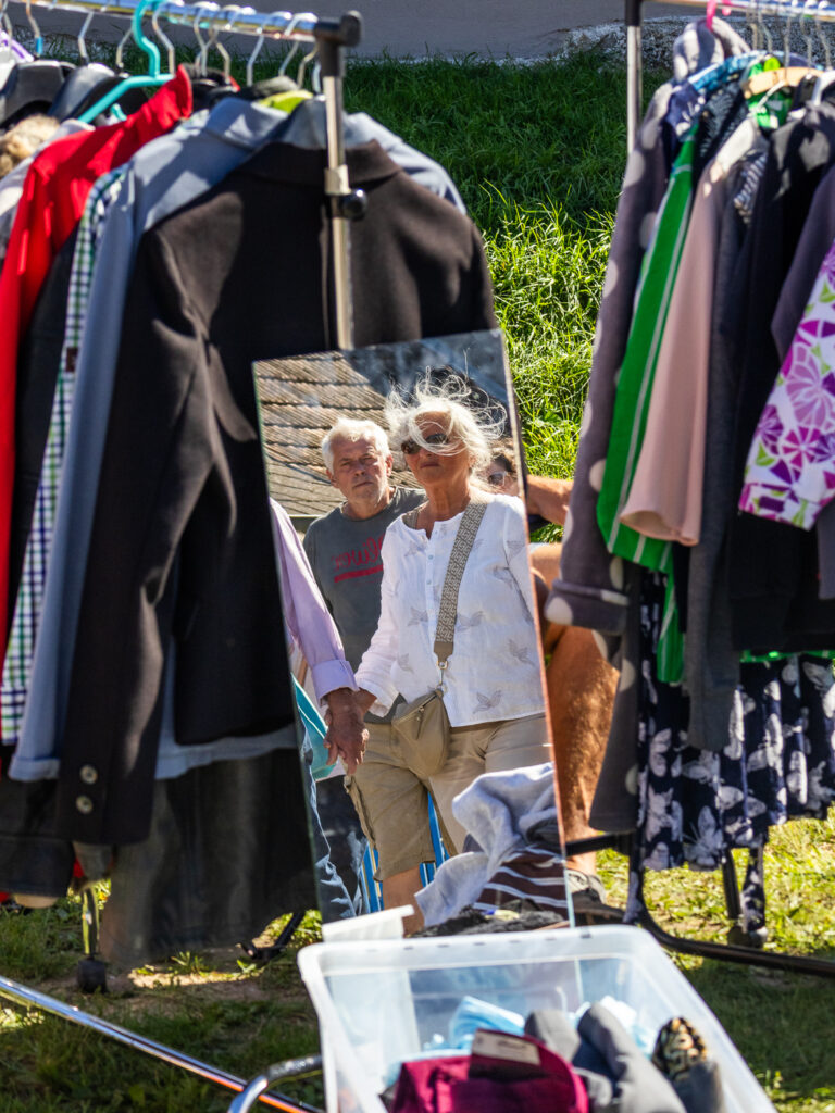 Einmal jährlich ist der Flohmarkt in Maustrenk. Eine Initiative der FFW Maustrenk. Erwin Löffler, Franz Kranz, Karl Aumann, alles Flohmarkt. Weinviertel.
