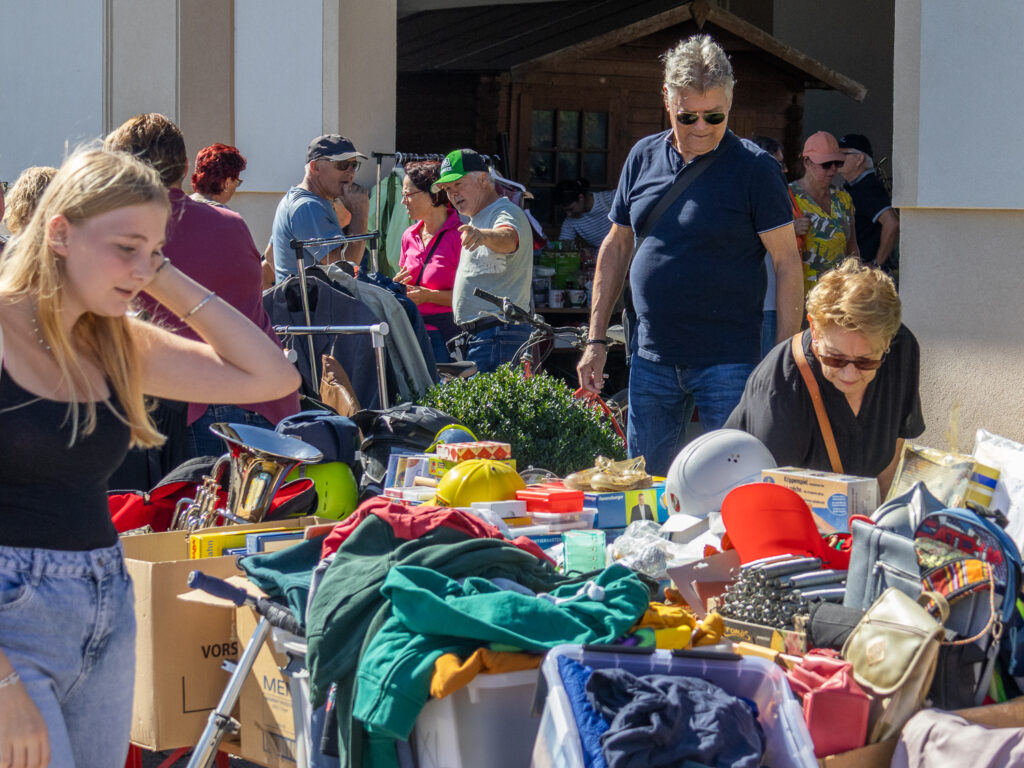 Einmal jährlich ist der Flohmarkt in Maustrenk. Eine Initiative der FFW Maustrenk. Erwin Löffler, Franz Kranz, Karl Aumann, alles Flohmarkt. Weinviertel.