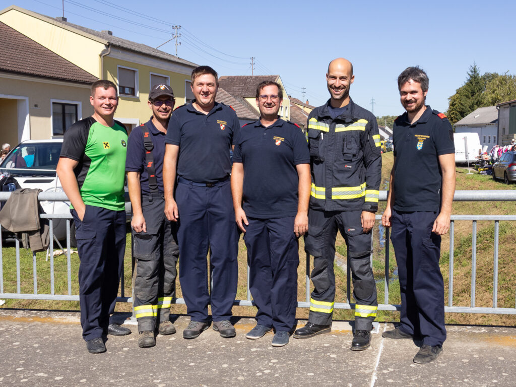Einmal jährlich ist der Flohmarkt in Maustrenk. Eine Initiative der FFW Maustrenk. Erwin Löffler, Franz Kranz, Karl Aumann, alles Flohmarkt. Weinviertel.