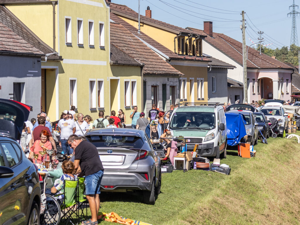 Einmal jährlich ist der Flohmarkt in Maustrenk. Eine Initiative der FFW Maustrenk. Erwin Löffler, Franz Kranz, Karl Aumann, alles Flohmarkt. Weinviertel.